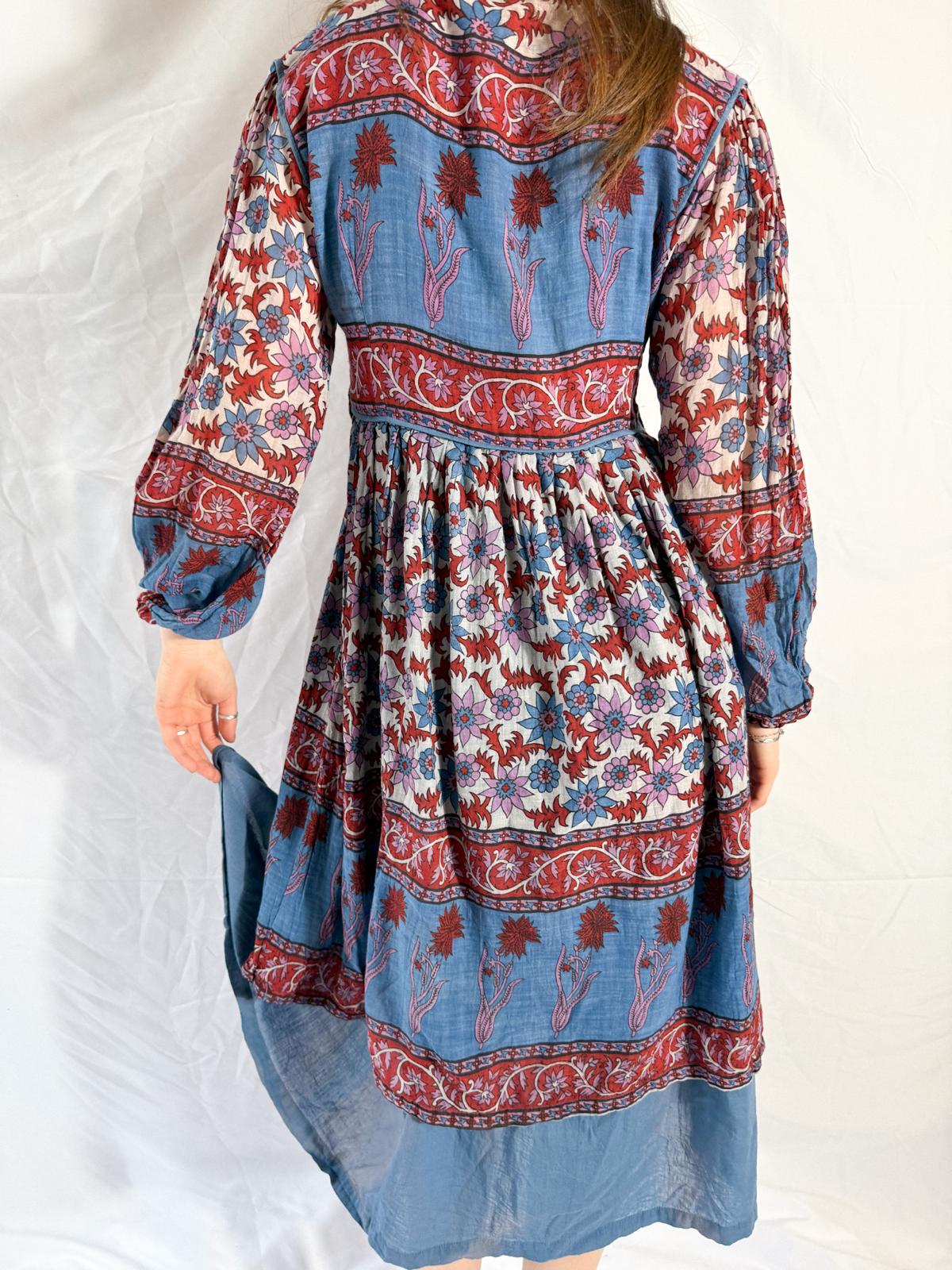 Indisches Baumwoll-Gaze-Blockprint-Kleid mit Stufenrock aus den 70ern (Deadstock)