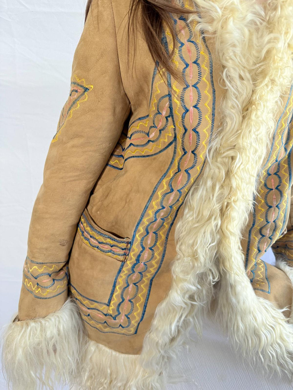 Afghanische Shearling-Mantel aus den 1970er Jahren – handgefertigte Wildlederjacke mit Stickerei & Pelzbesatz