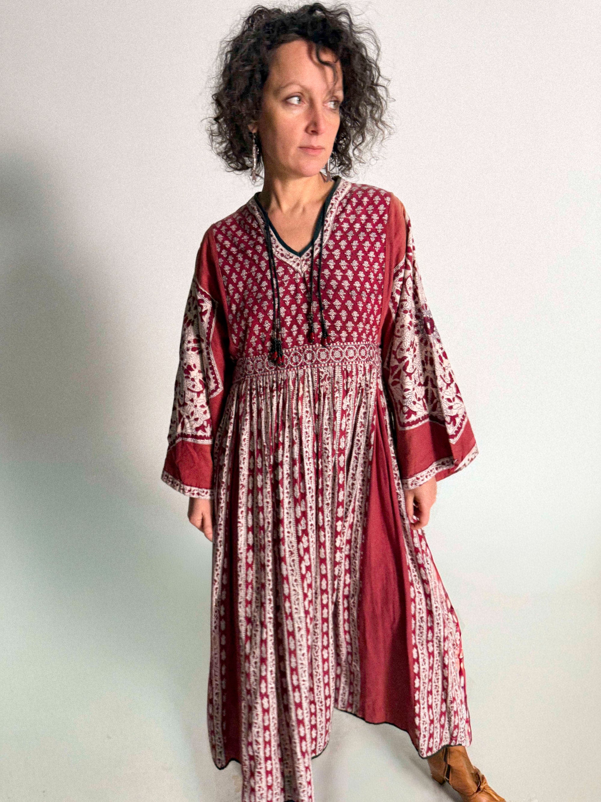 Blockdruckkleid aus den 1970er Jahren mit Engelsärmeln