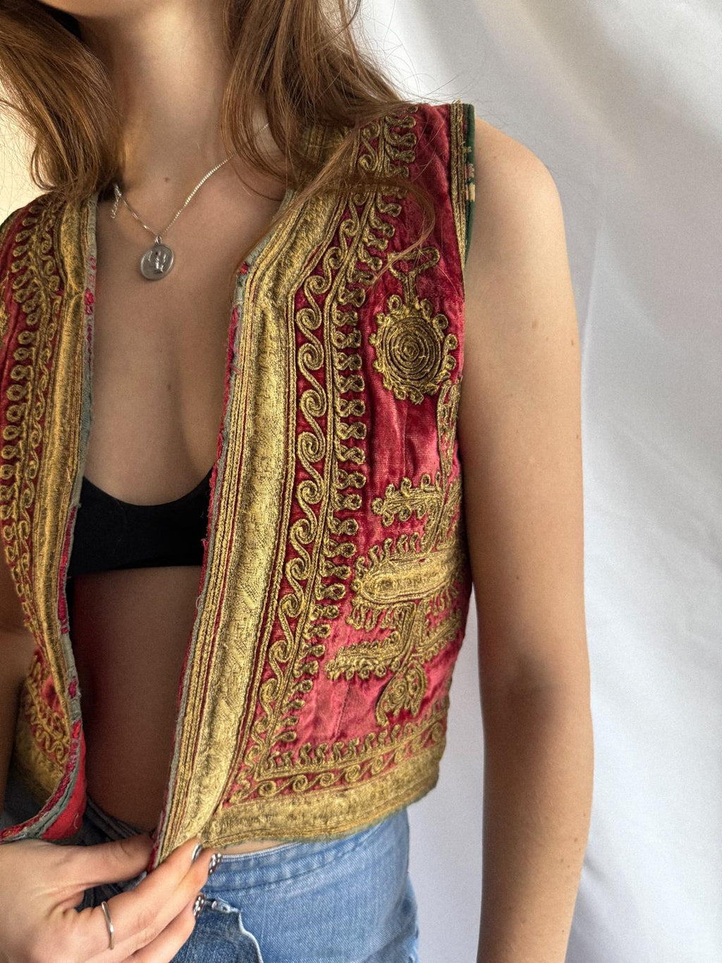 Antike, vom Osmanischen Stil beeinflusste Textilweste aus dem frühen 20. Jahrhundert, goldbestickte Samtweste