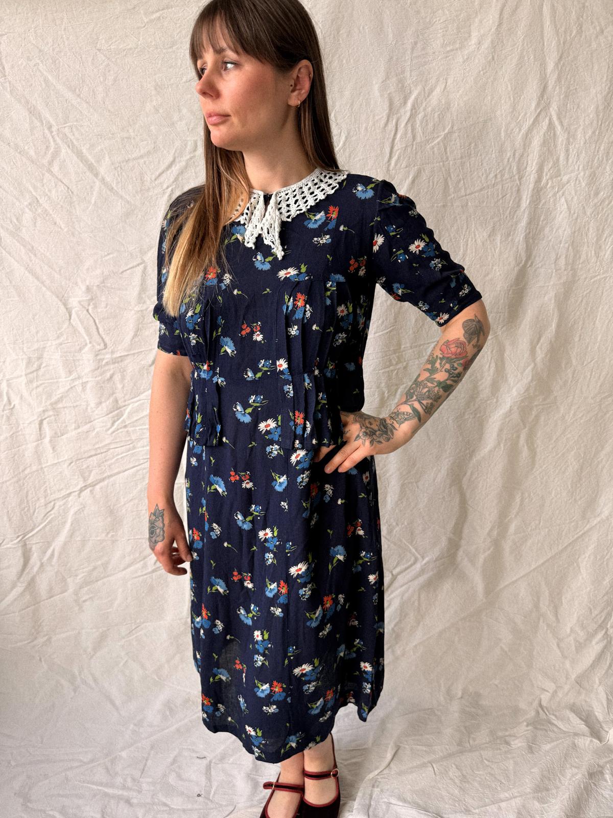 Late 1930s Floral Rayon Crepe Teadress with Crochet Collar