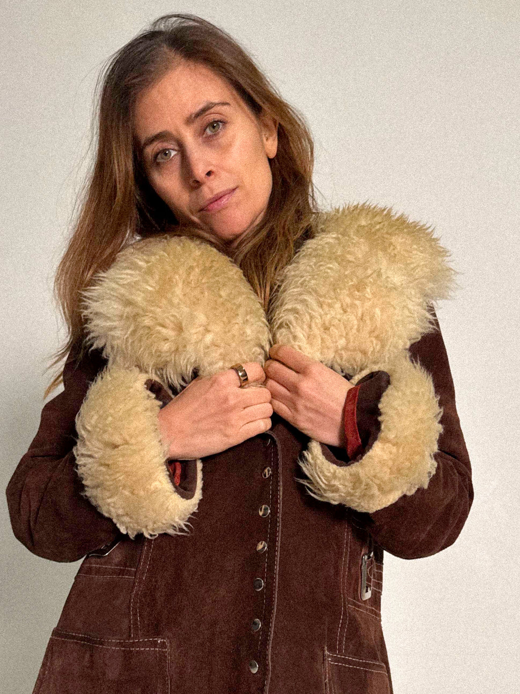 Brauner Wildleder-Penny-Lane-Mantel aus den 1970er-Jahren mit Knopfleiste und opulentem Schaffellkragen