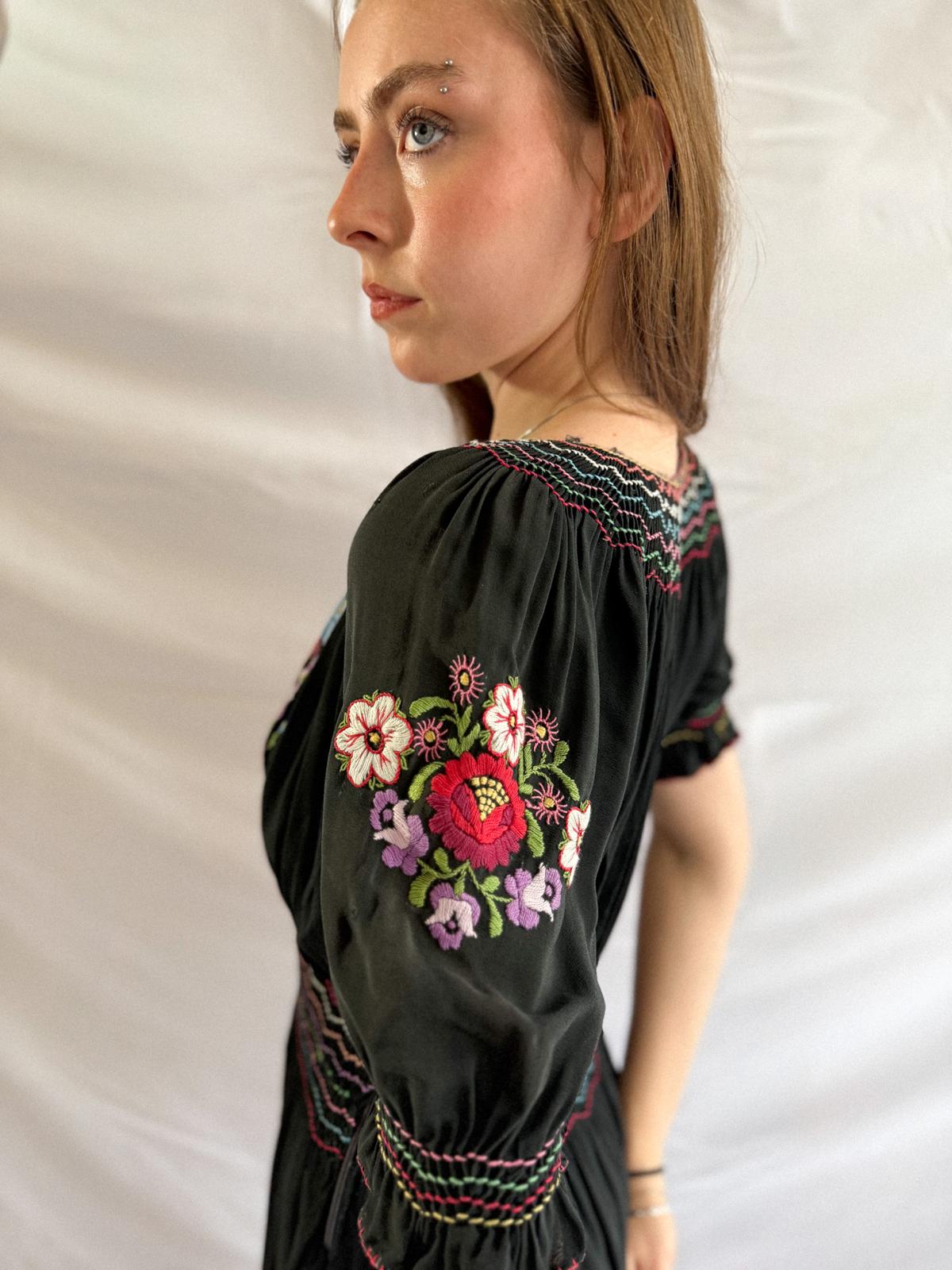 Seltenes antikes, handbesticktes Volkskleid aus den 1920er-Anfang der 1930er Jahre – schwarzes Rayon-Crêpe mit gesmokter Taille