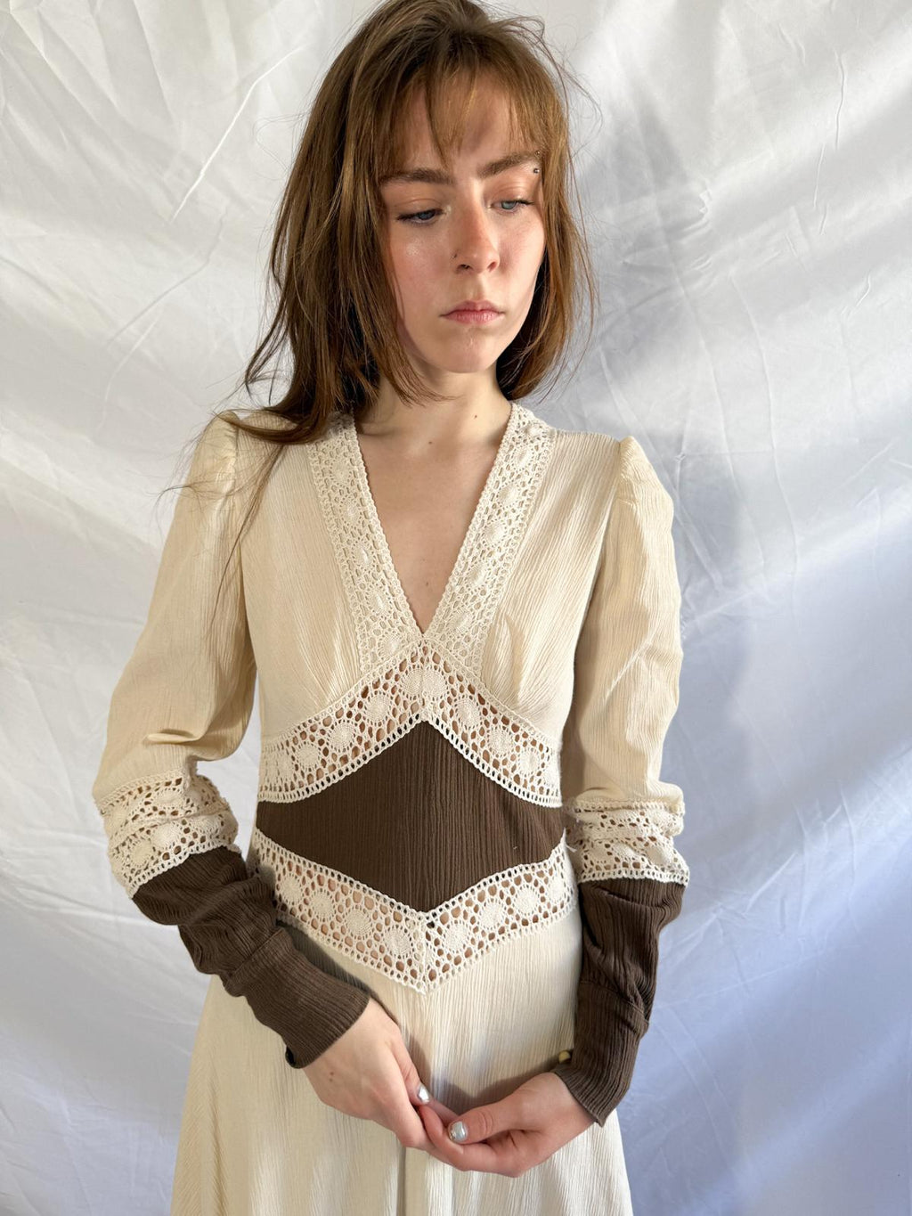 Maxikleid aus Käseband und Häkelspitze der 70er Jahre