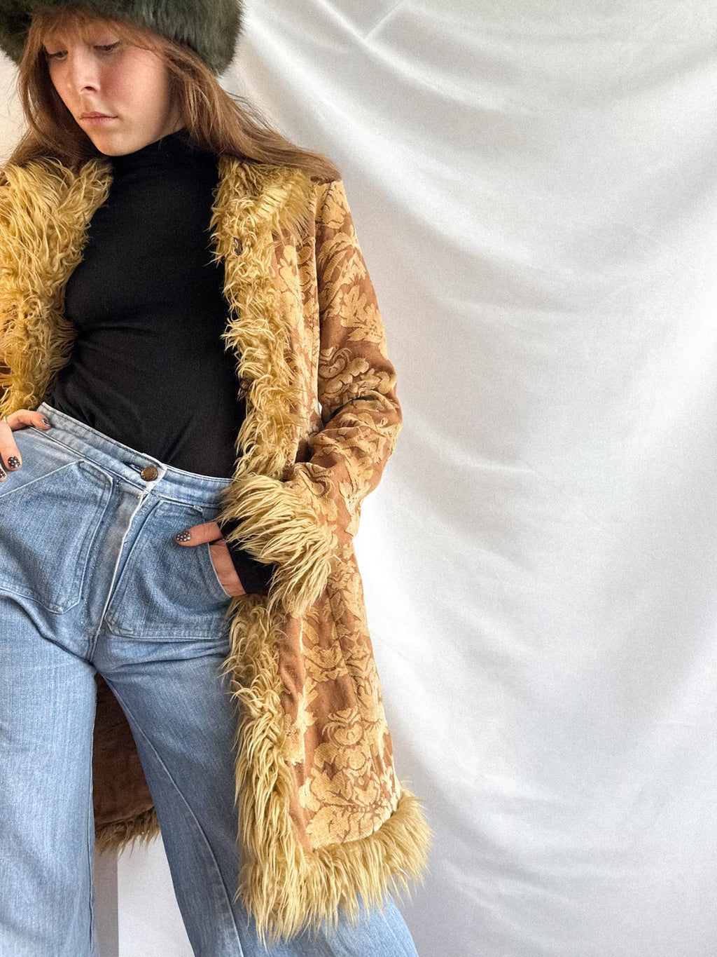 Penny Lane Mantel im afghanischen Brokatstil aus den 1970er Jahren mit Kunstpelzbesatz