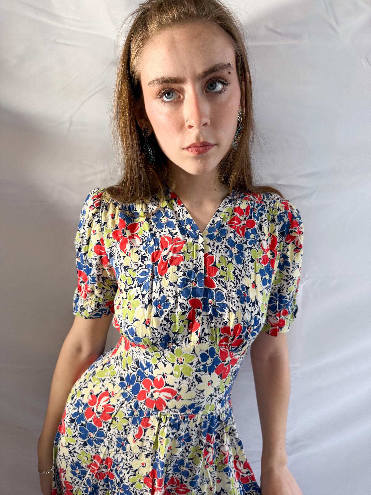 Geblümtes Baumwoll-Teekleid aus den 1940er Jahren