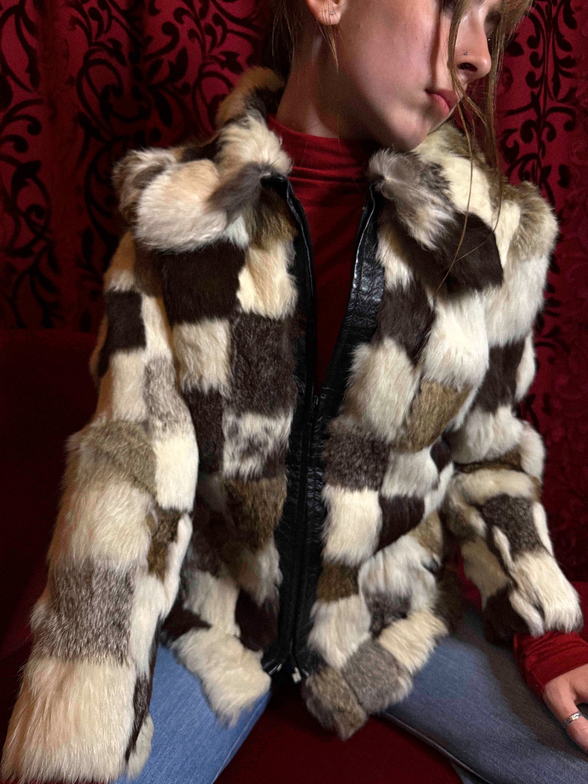 Patchwork-Jacke aus Pelz und Leder der 1970er Jahre – Schachbrettmuster mit Dolchkragen, Glam-Rock-Ikone