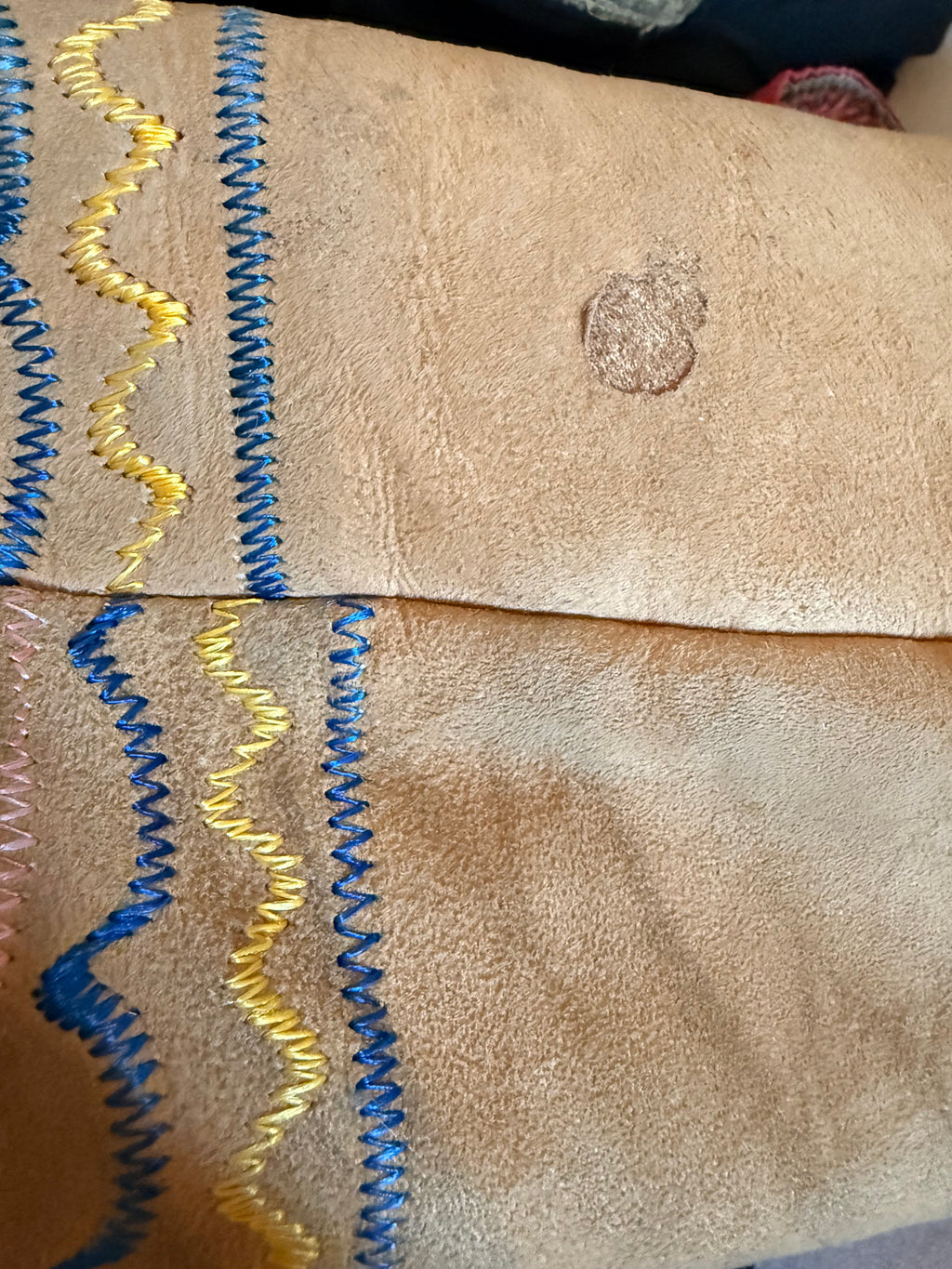 Afghanische Shearling-Mantel aus den 1970er Jahren – handgefertigte Wildlederjacke mit Stickerei & Pelzbesatz