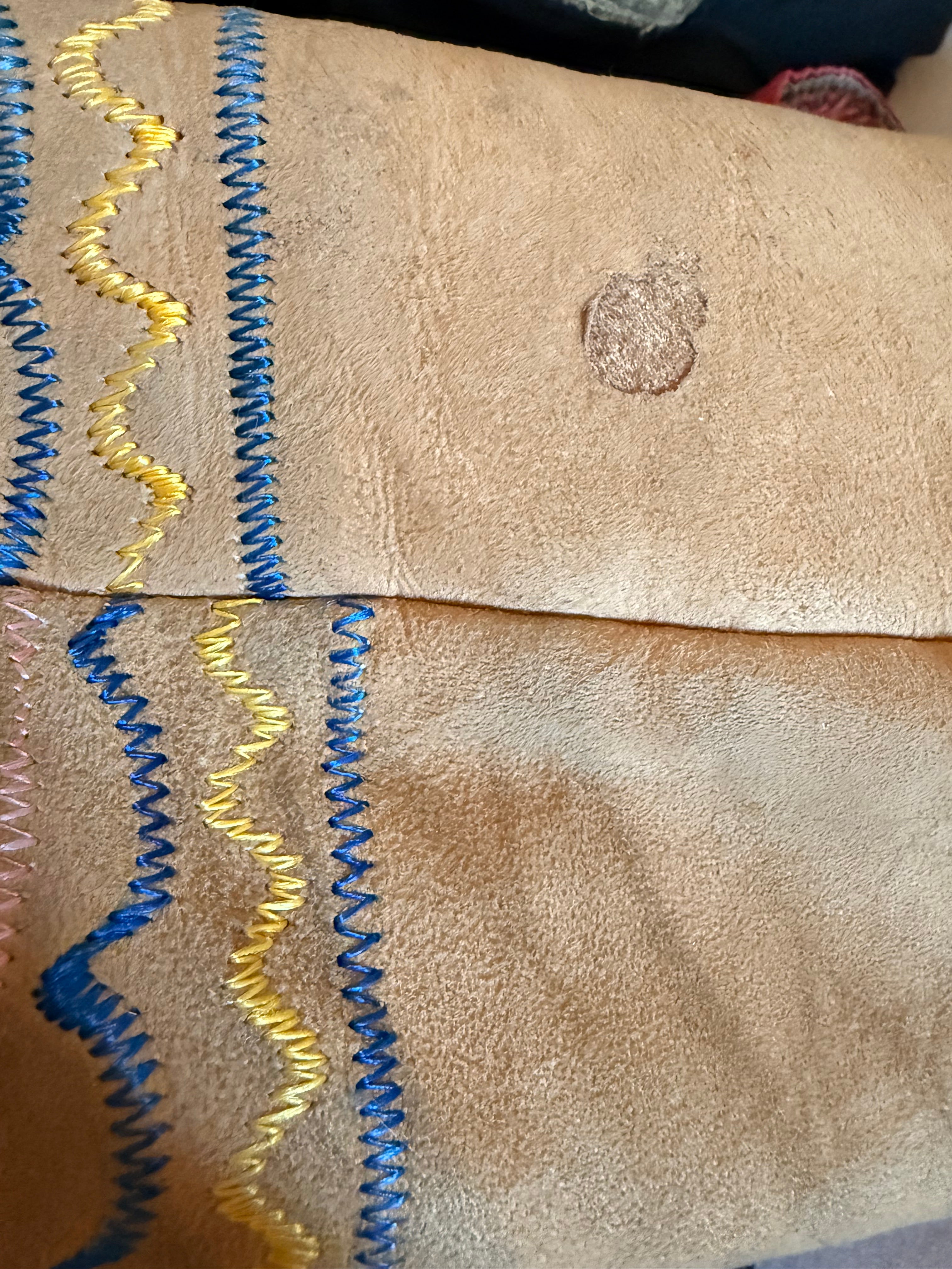 Afghanische Shearling-Mantel aus den 1970er Jahren – handgefertigte Wildlederjacke mit Stickerei & Pelzbesatz