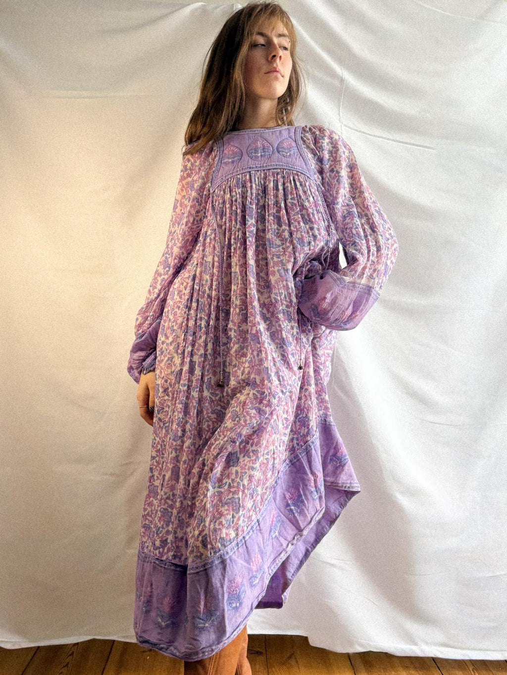 Lavendelfarbenes indisches Baumwollgaze-Kleid aus den 1970er Jahren mit gesteppter Passe