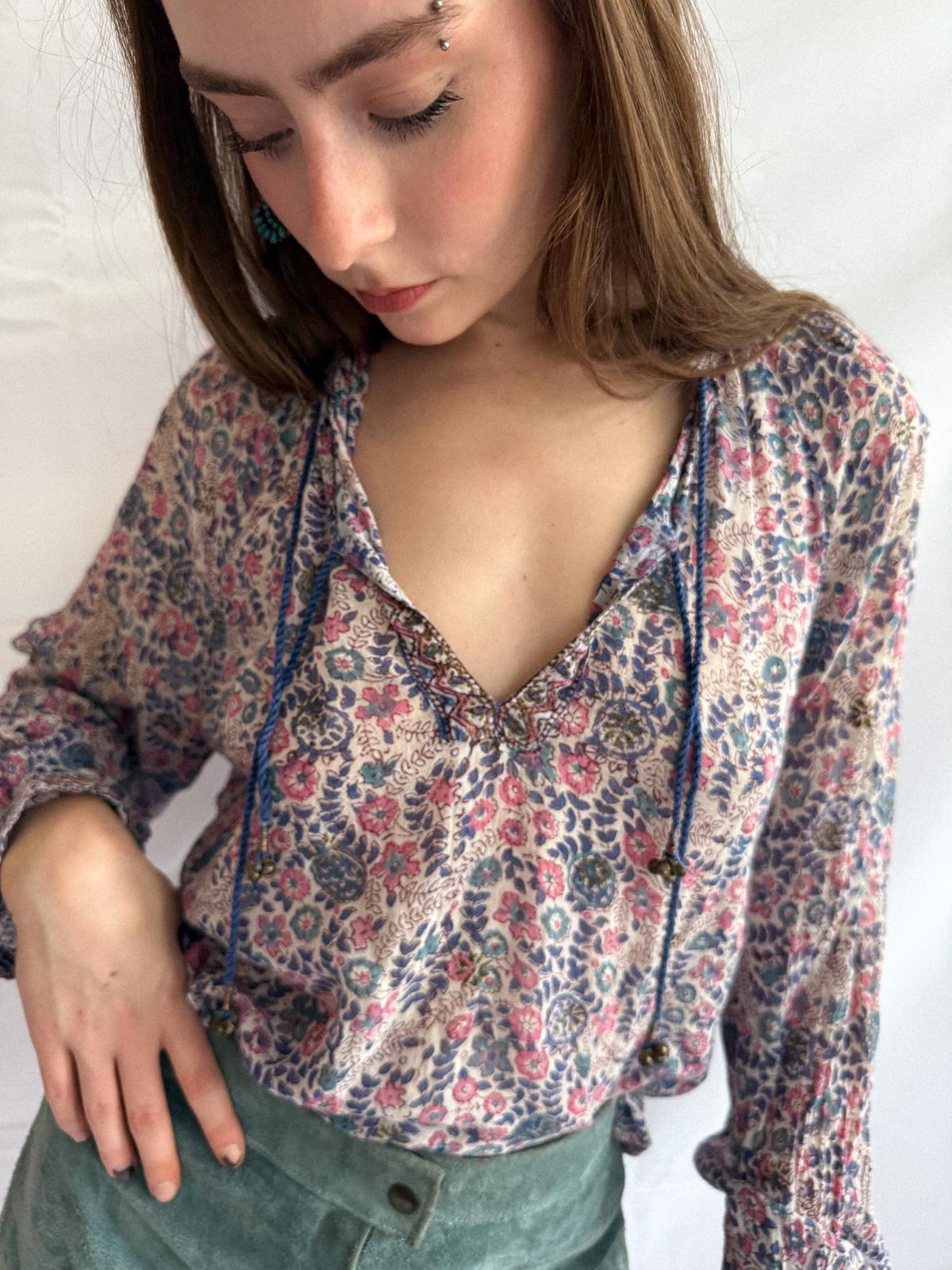 1970er Adini Baumwoll-Gaze-Bluse – Indisches Blockprint-Gaze-Oberteil mit Goldprägung und Glockenquasten