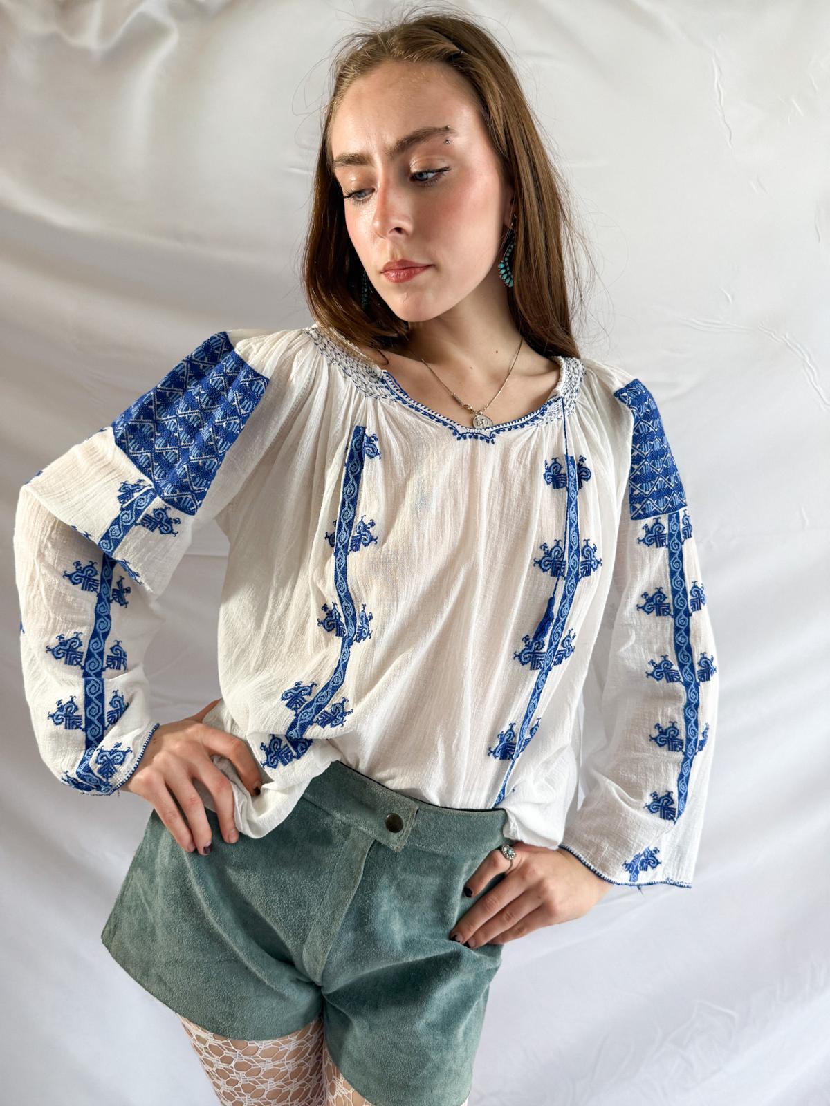 Bestickte Bluse aus Osteuropa der 1940er Jahre – handbestickte blaue Folklore-Bluse aus Baumwollgaze