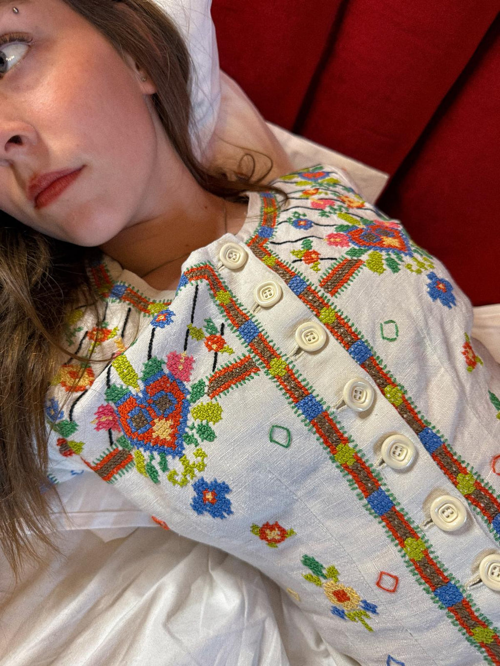 Bestickte Folk-Bluse aus den 1930er Jahren mit taillierter Taille und Schößchen am Rücken