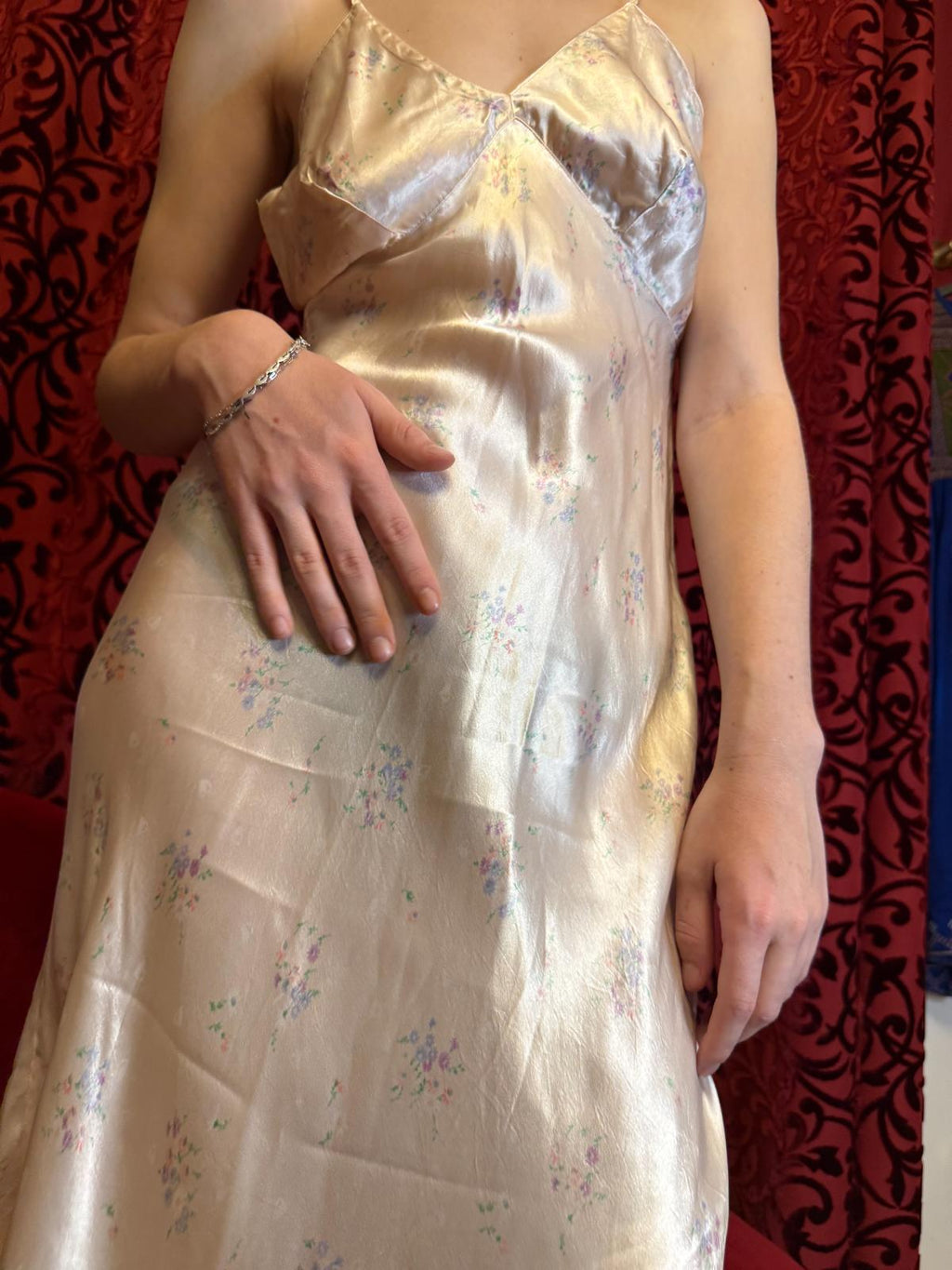 Babyrosa Seidenkleid aus den 1930er Jahren mit Blumenmuster