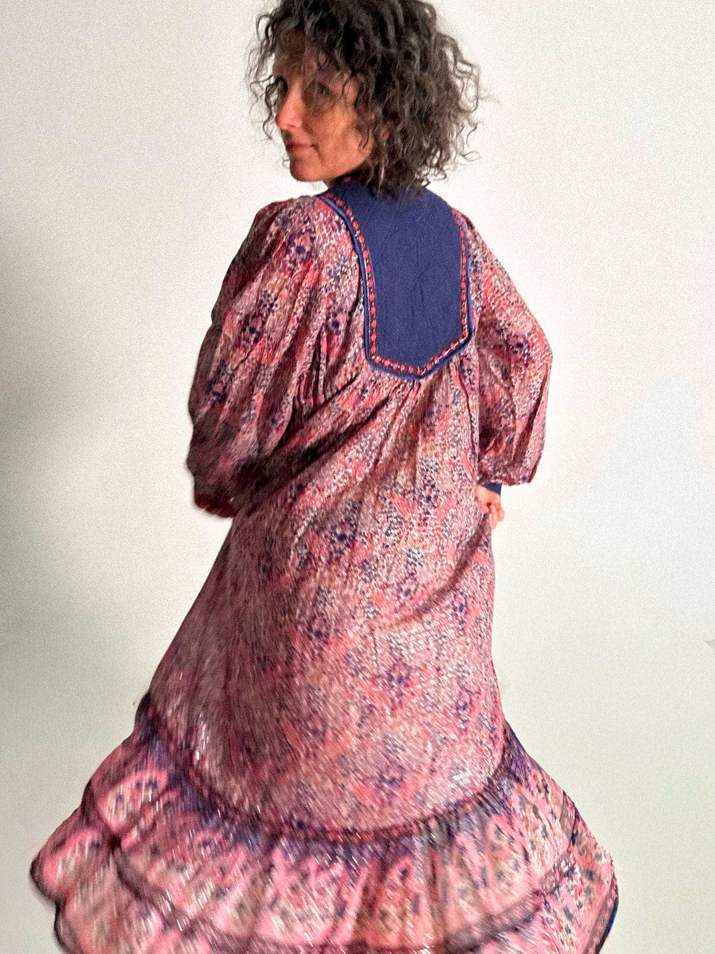 Indisches Baumwollgaze-Kleid aus den 1970er Jahren mit silbernem Lurex und gesteppter Passe