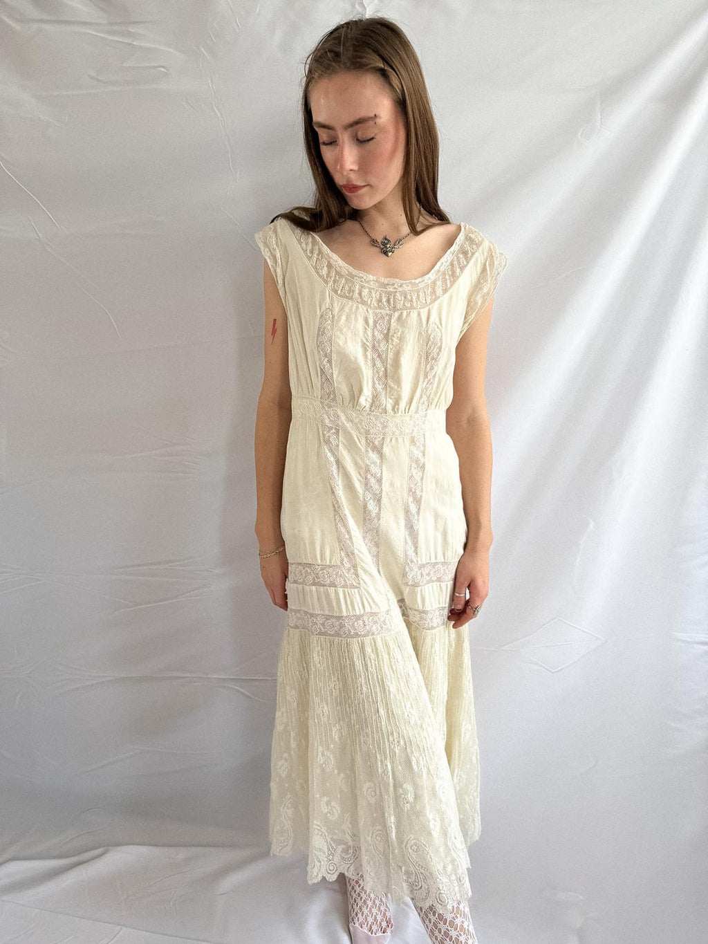 Spätedwardianisches Seidenkleid mit Spitze – Antikcremefarbenes Hochzeits-/Dessouskleid aus Seide mit Empire-Taille und Spitzenpaneelen