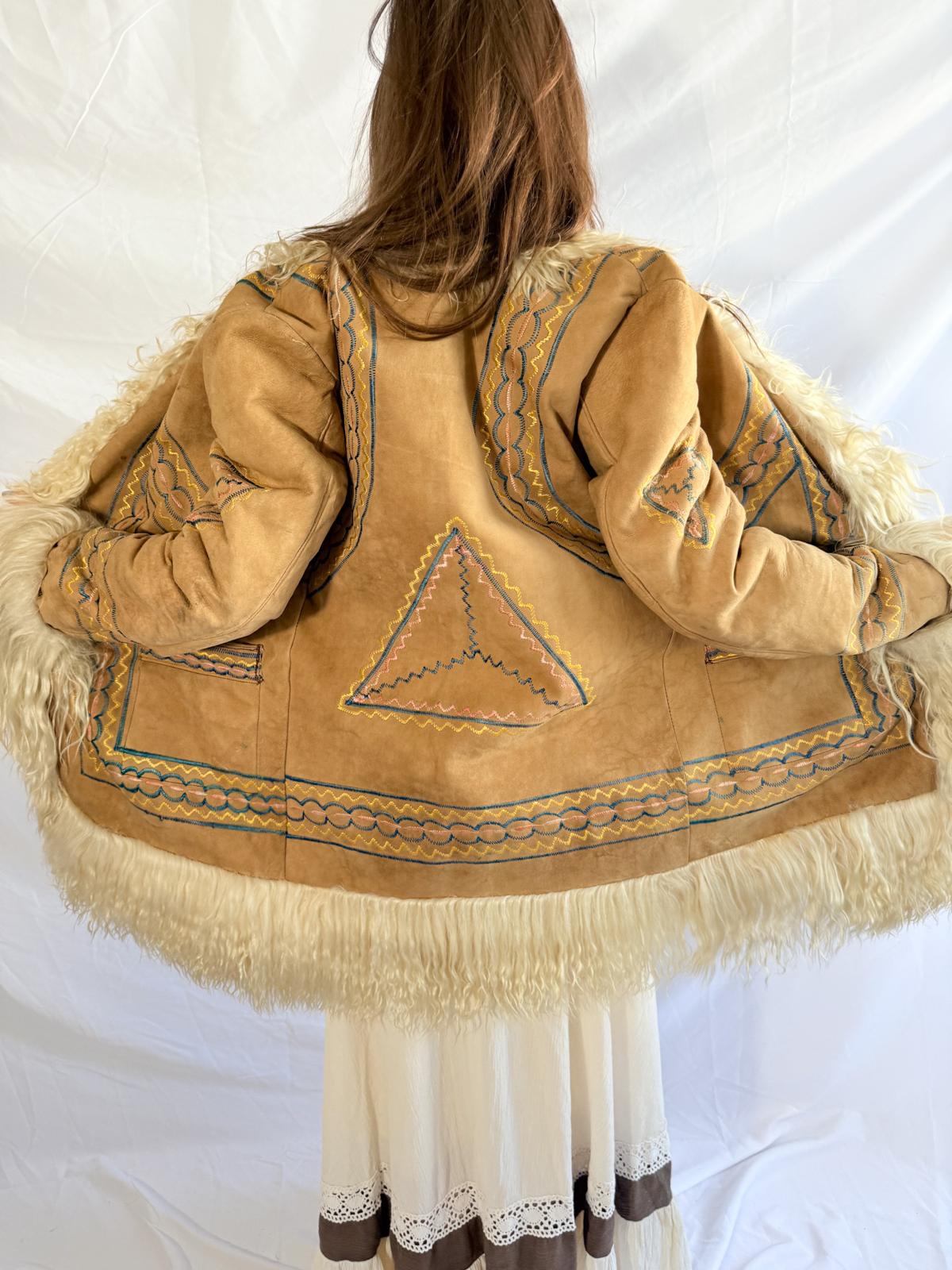 Afghanische Shearling-Mantel aus den 1970er Jahren – handgefertigte Wildlederjacke mit Stickerei & Pelzbesatz
