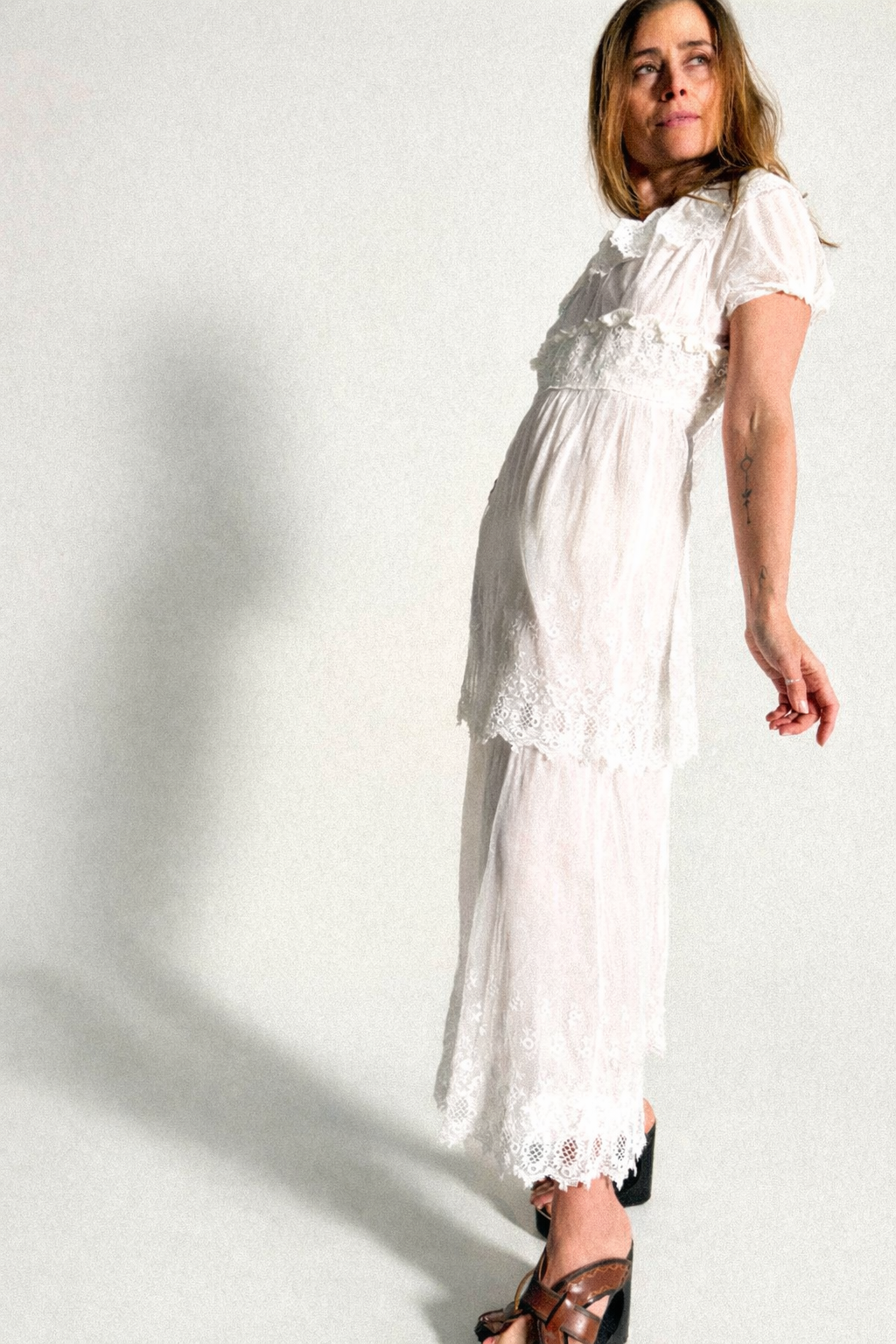 Edwardianisches Tageskleid aus Baumwolle und Mesh mit mehreren Lagen und Rüschenkragen aus Spitze