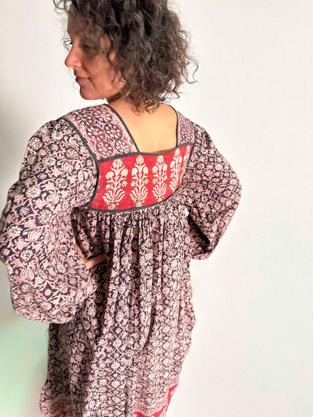 Indisches Baumwollkleid mit Blockdruck aus den 1970er Jahren und Empire-Schnitt