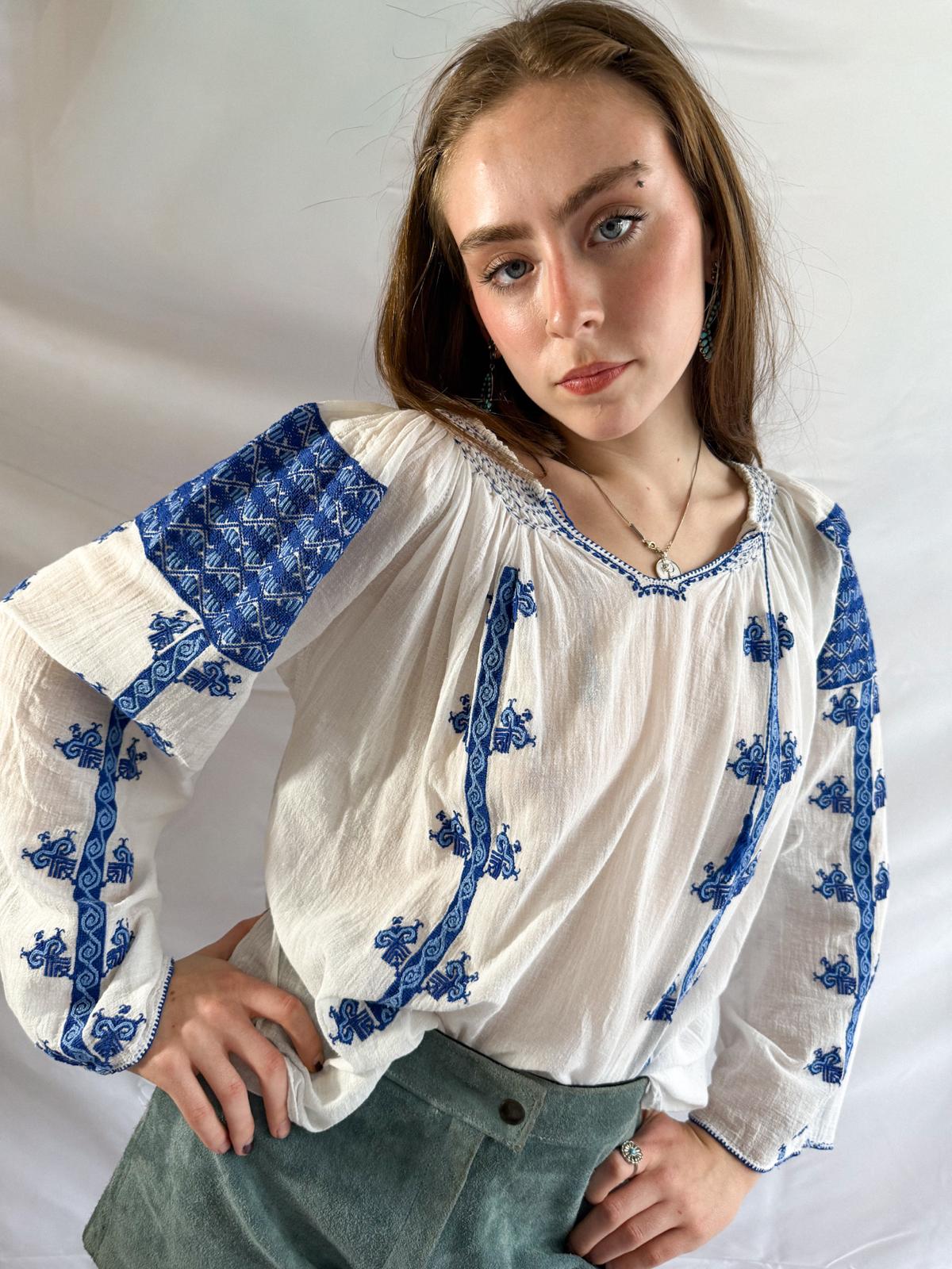 Bestickte Bluse aus Osteuropa der 1940er Jahre – handbestickte blaue Folklore-Bluse aus Baumwollgaze