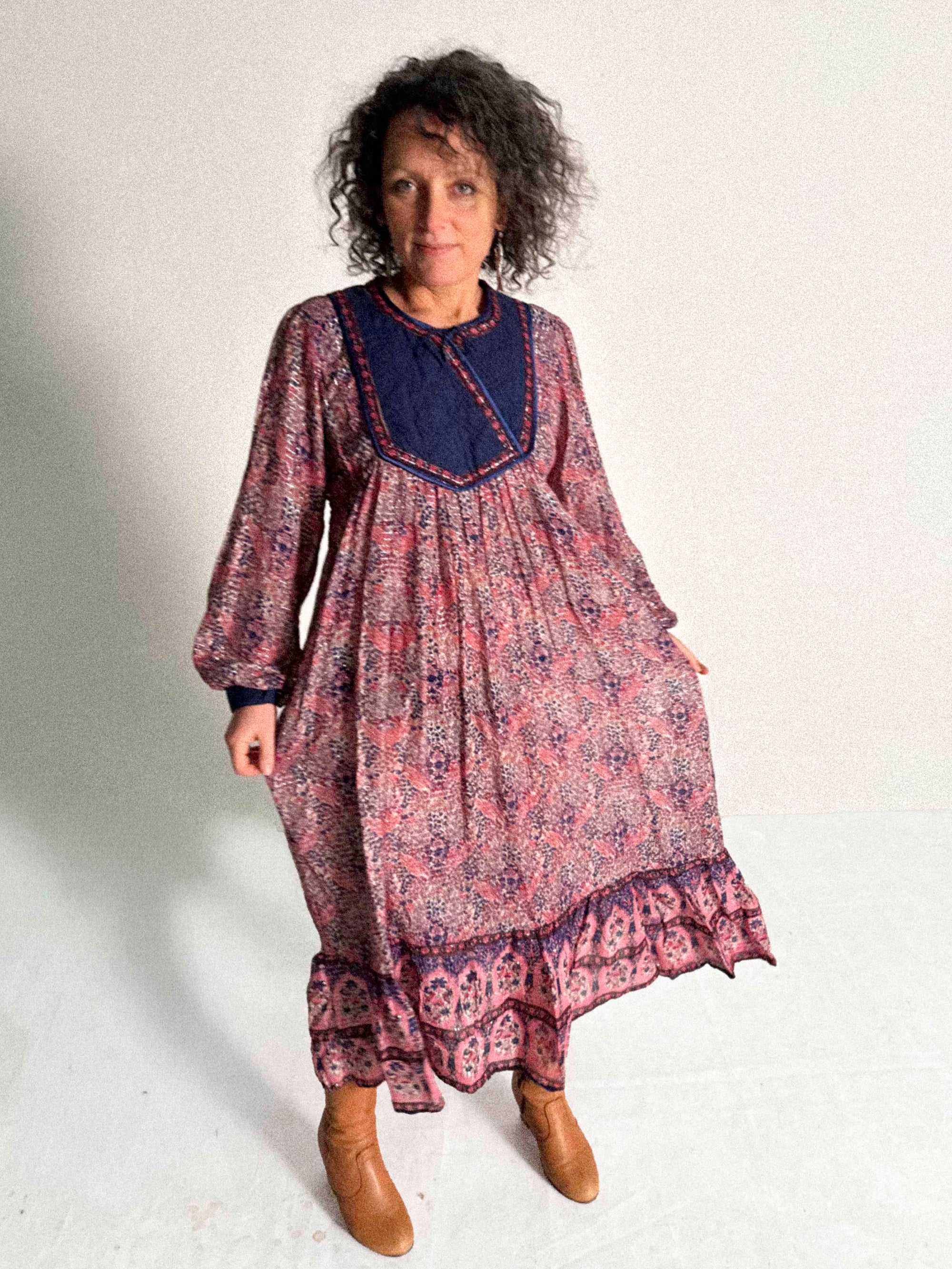 Indisches Baumwollgaze-Kleid aus den 1970er Jahren mit silbernem Lurex und gesteppter Passe