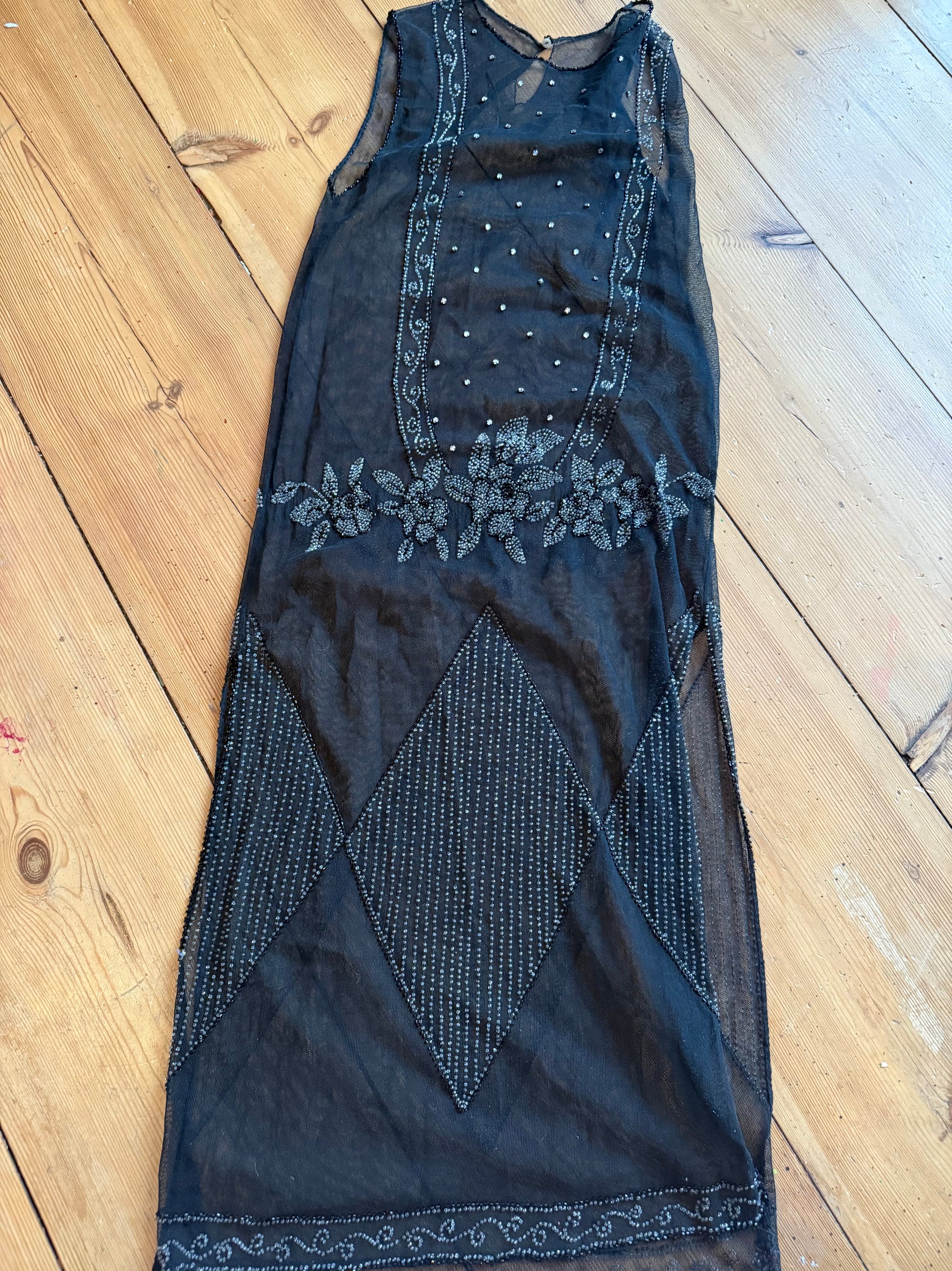 Antikes Flapper-Kleid aus den 1920er Jahren mit Perlenstickerei und geometrischen Kristallverzierungen