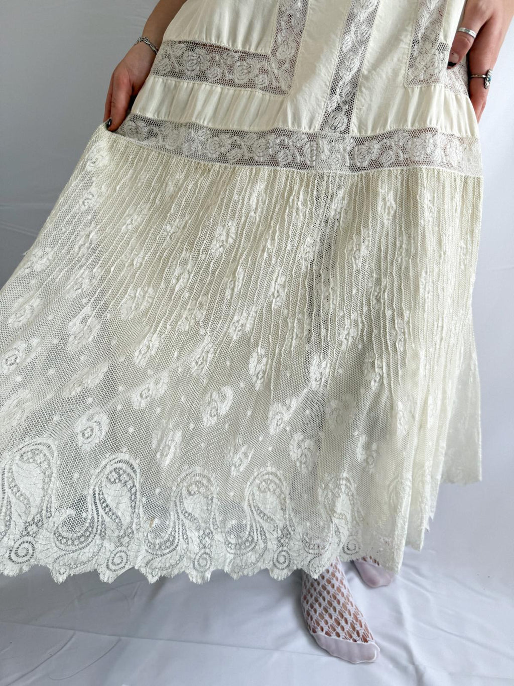 Spätedwardianisches Seidenkleid mit Spitze – Antikcremefarbenes Hochzeits-/Dessouskleid aus Seide mit Empire-Taille und Spitzenpaneelen