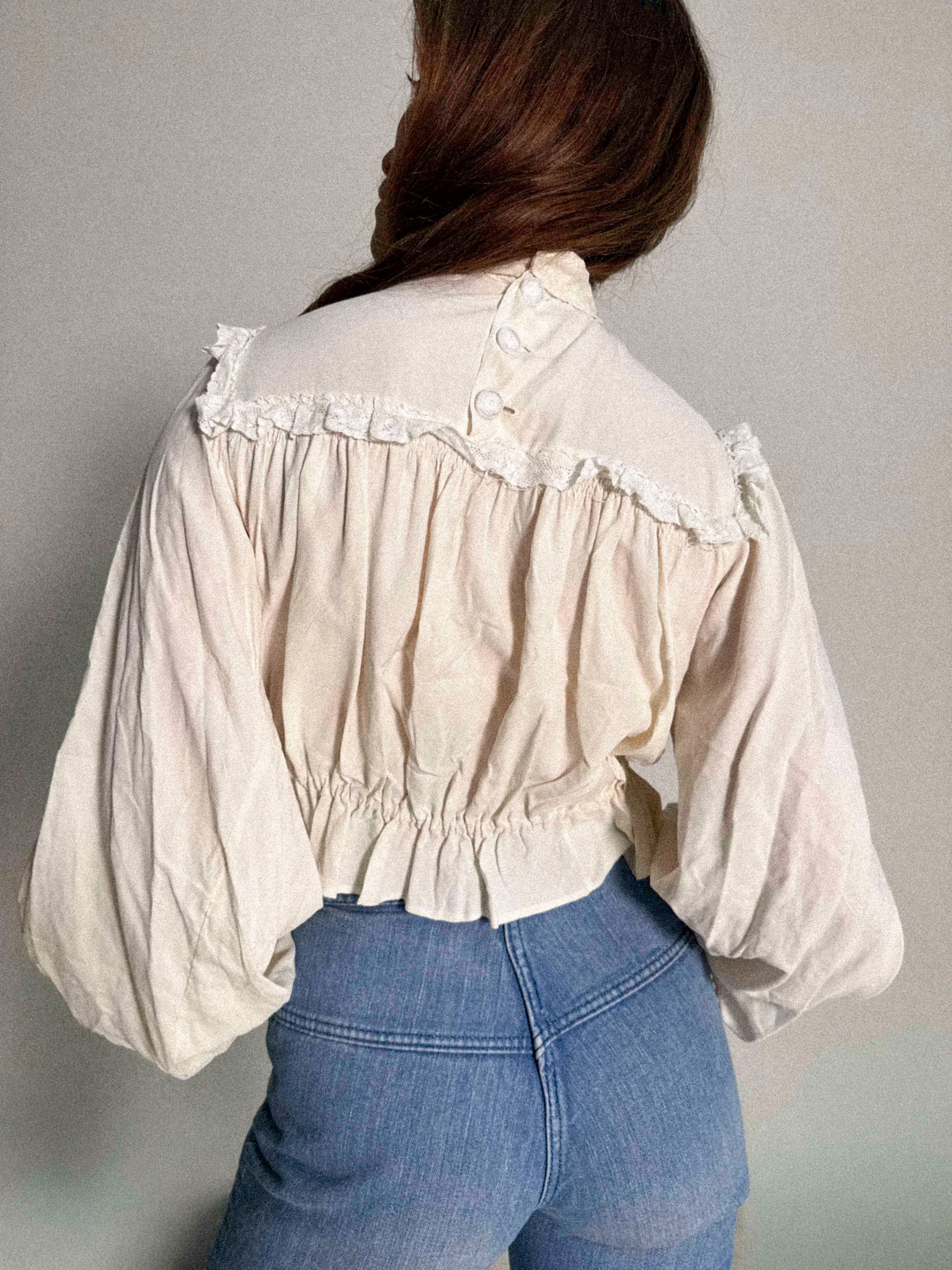 Seidenbluse aus den 1930er-Jahren mit Bindekragen und weich geraffter Silhouette