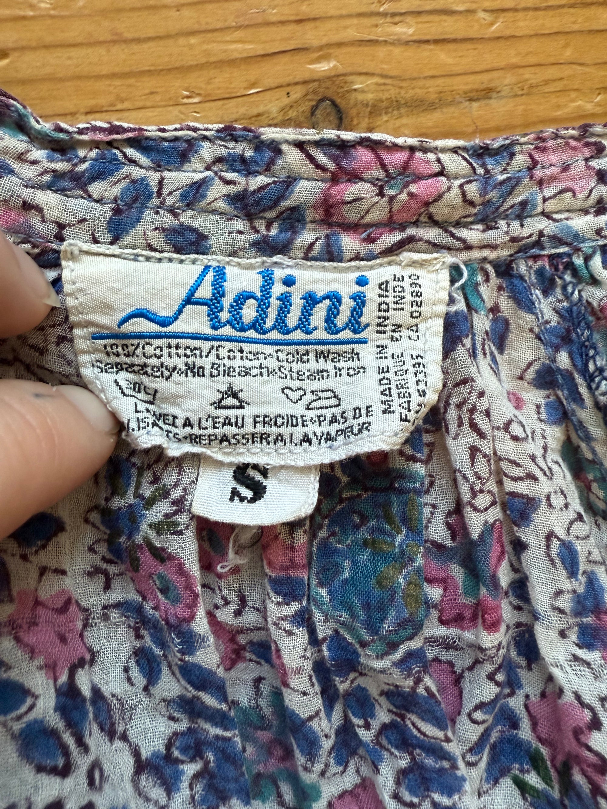 1970er Adini Baumwoll-Gaze-Bluse – Indisches Blockprint-Gaze-Oberteil mit Goldprägung und Glockenquasten