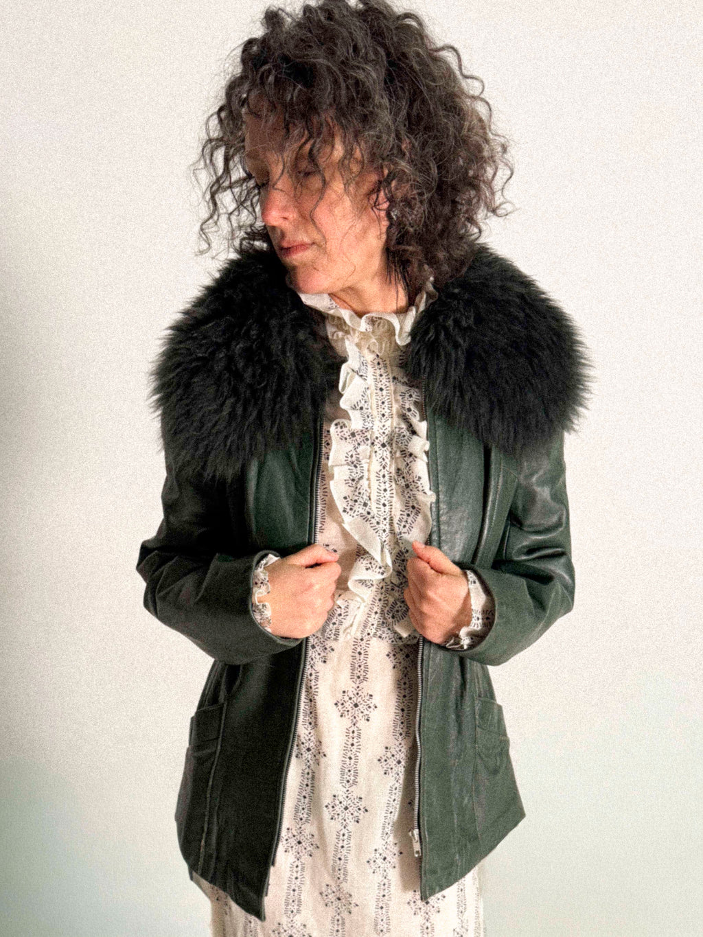 Lange kieferngrüne Lederjacke aus den 1970er-Jahren mit Pelzkragen