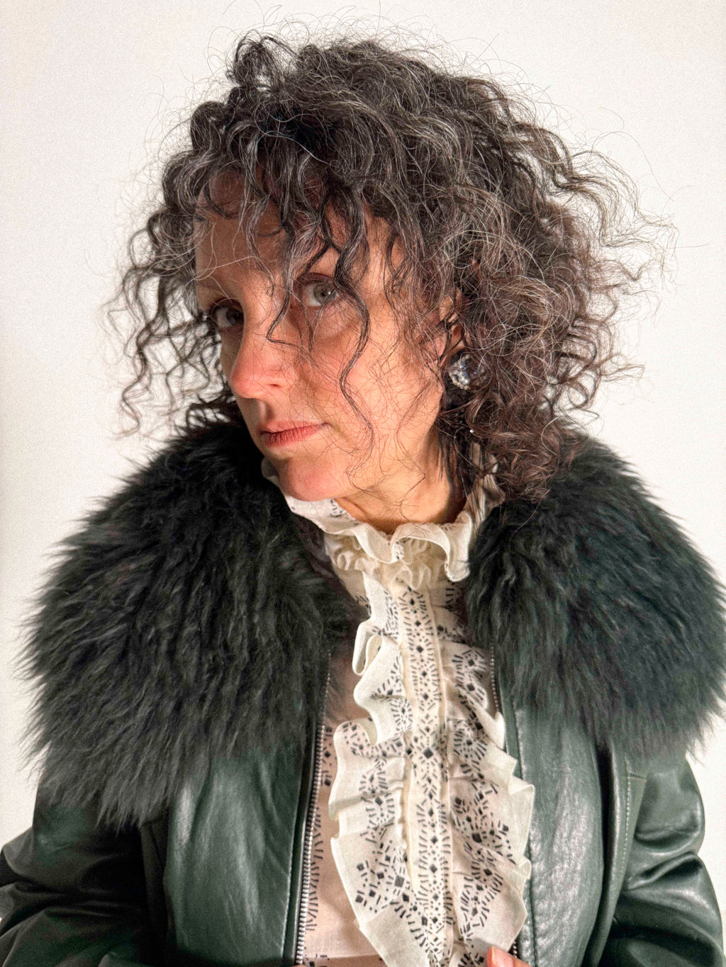 Lange kieferngrüne Lederjacke aus den 1970er-Jahren mit Pelzkragen