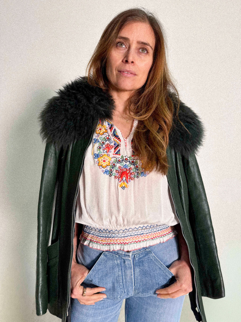 Lange kieferngrüne Lederjacke aus den 1970er-Jahren mit Pelzkragen