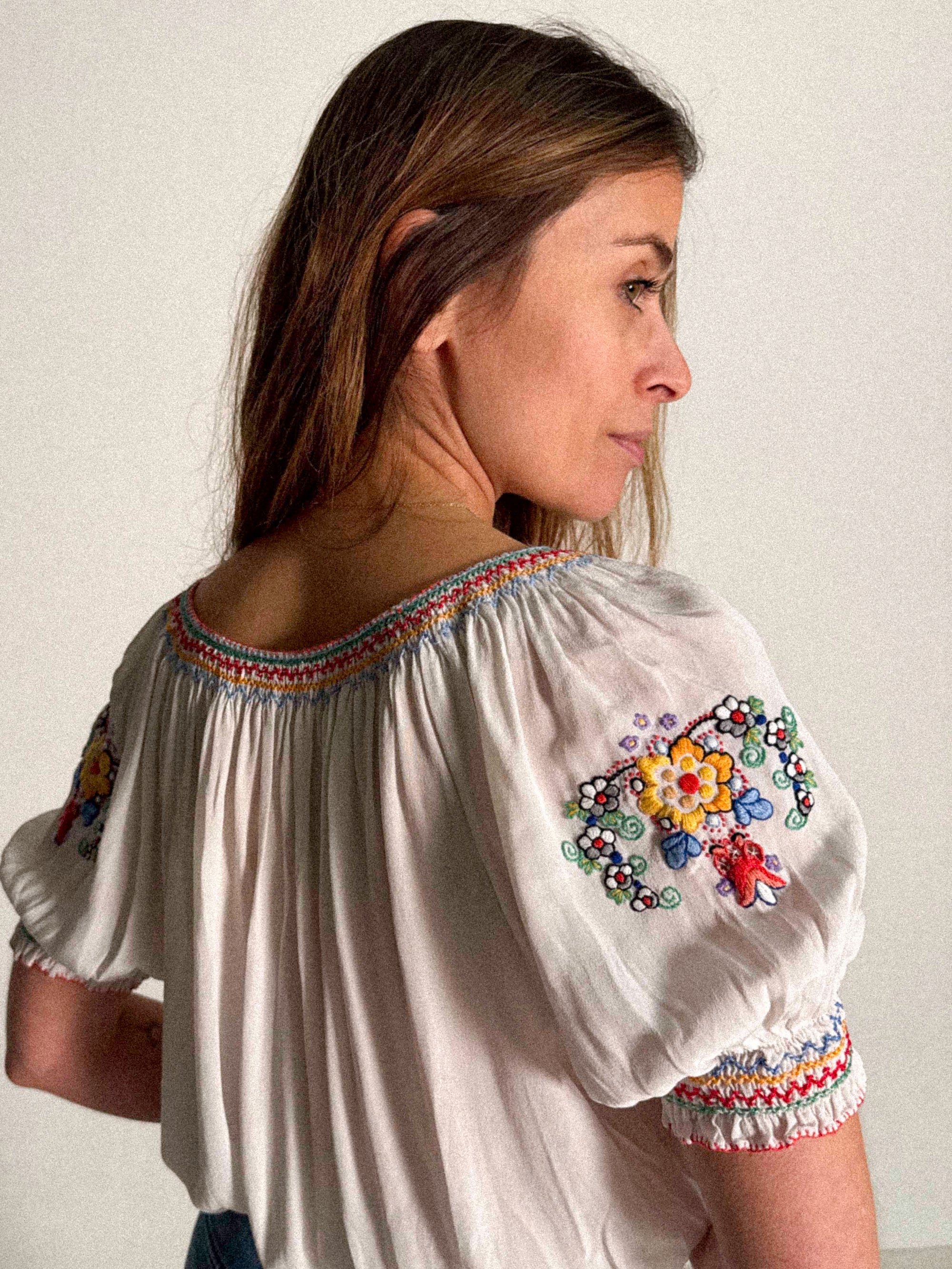 Ungarische Bluse mit Stickerei aus den 1930er Jahren