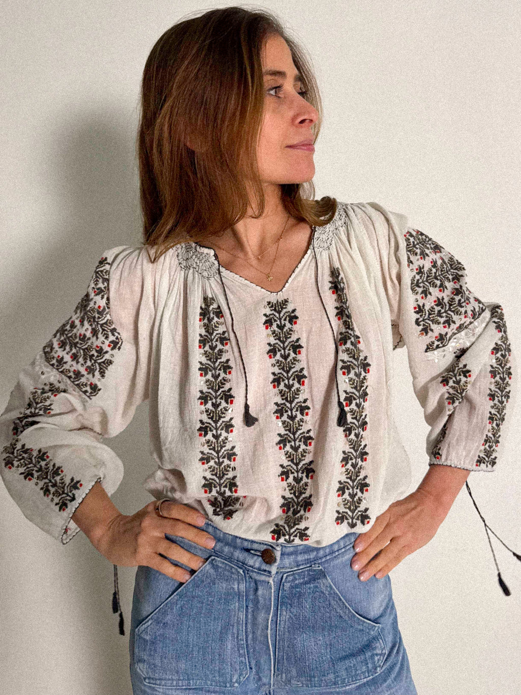 Osteuropäische Bluse aus den 1930er-40er Jahren (Käsestoff)