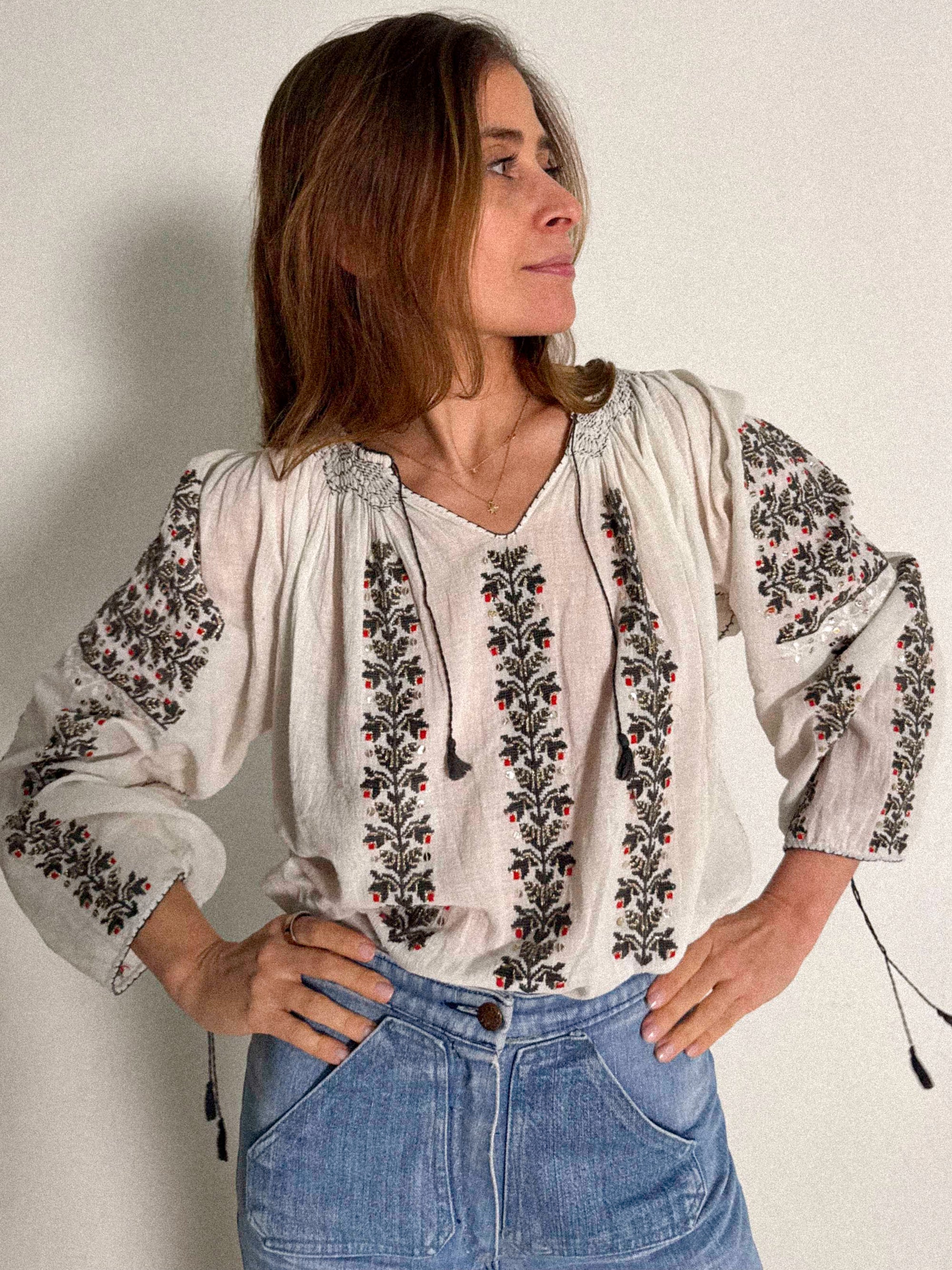 Osteuropäische Bluse aus den 1930er-40er Jahren (Käsestoff)