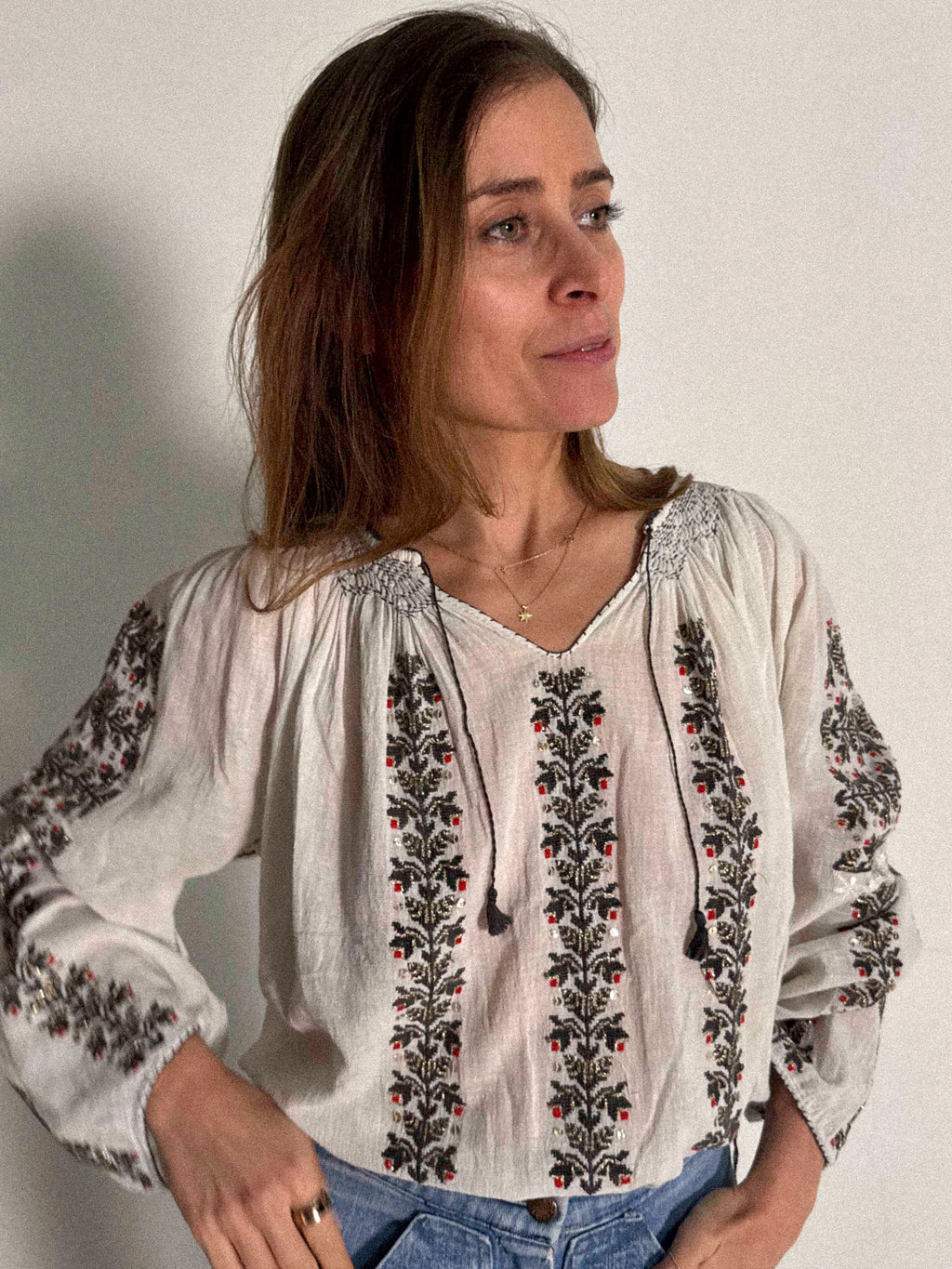 Osteuropäische Bluse aus den 1930er-40er Jahren (Käsestoff)