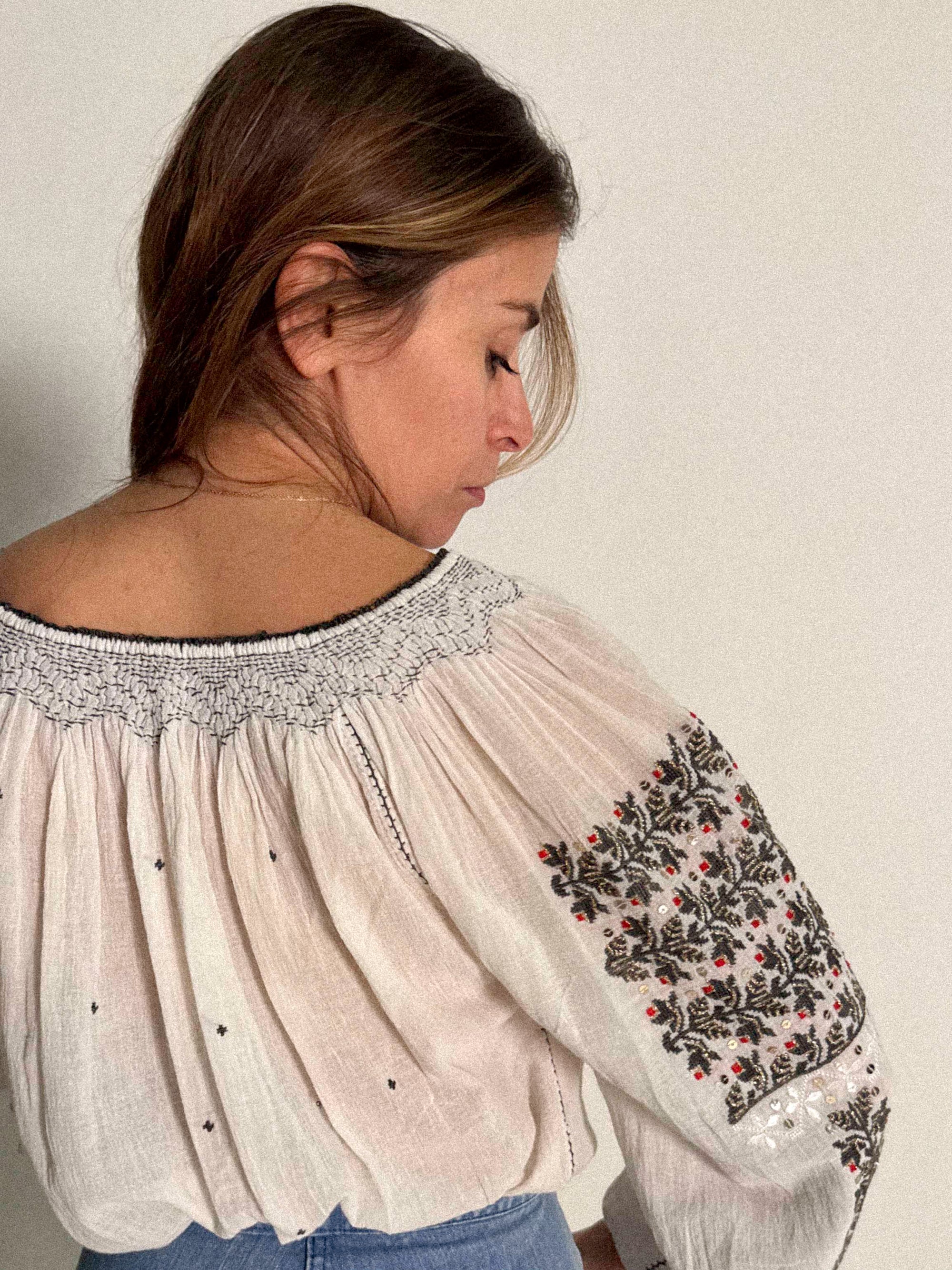 Osteuropäische Bluse aus den 1930er-40er Jahren (Käsestoff)