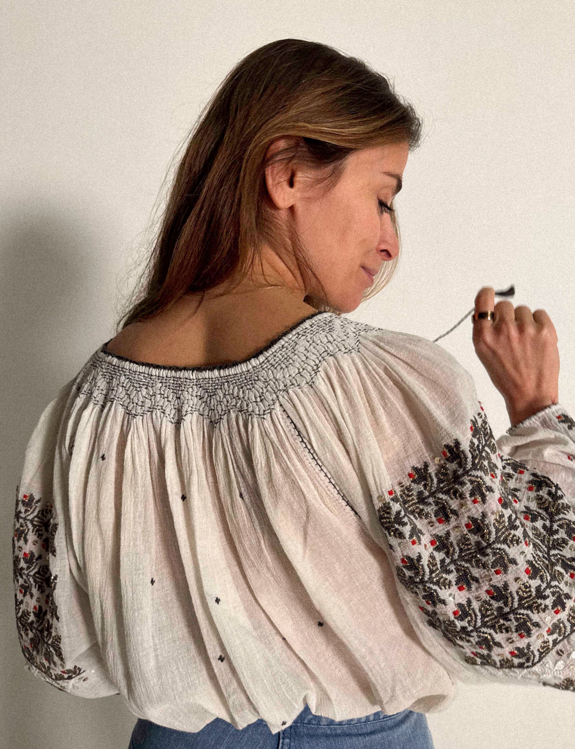 Osteuropäische Bluse aus den 1930er-40er Jahren (Käsestoff)