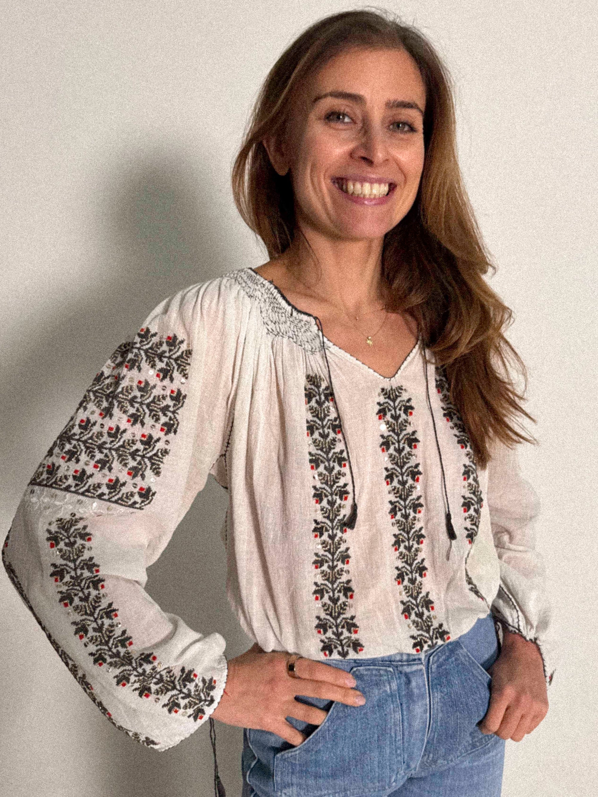 Osteuropäische Bluse aus den 1930er-40er Jahren (Käsestoff)