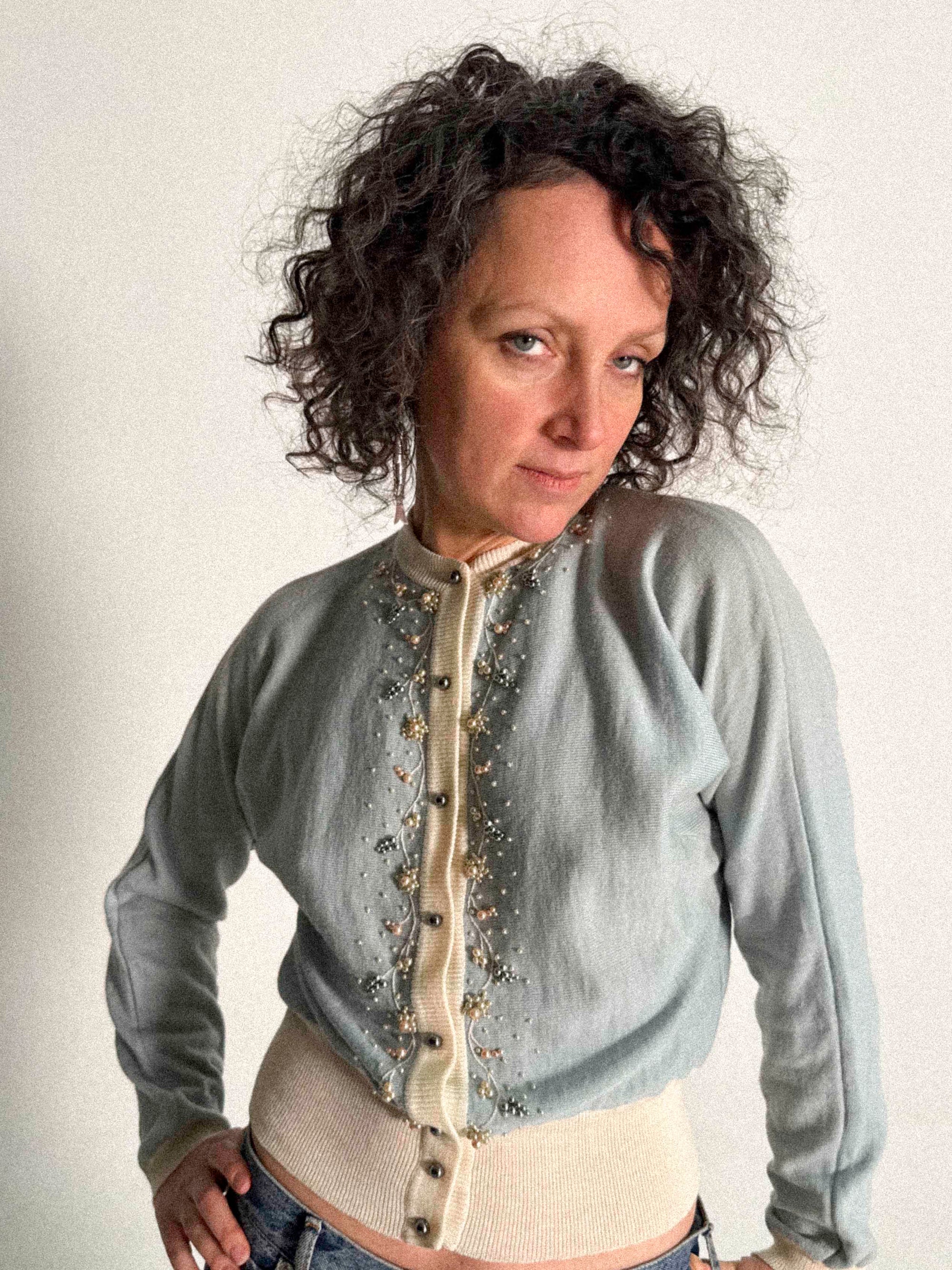 Österreichische Wollstrickjacke mit Perlenstickerei und Fledermausärmeln aus den späten 1940er/frühen 1950er Jahren