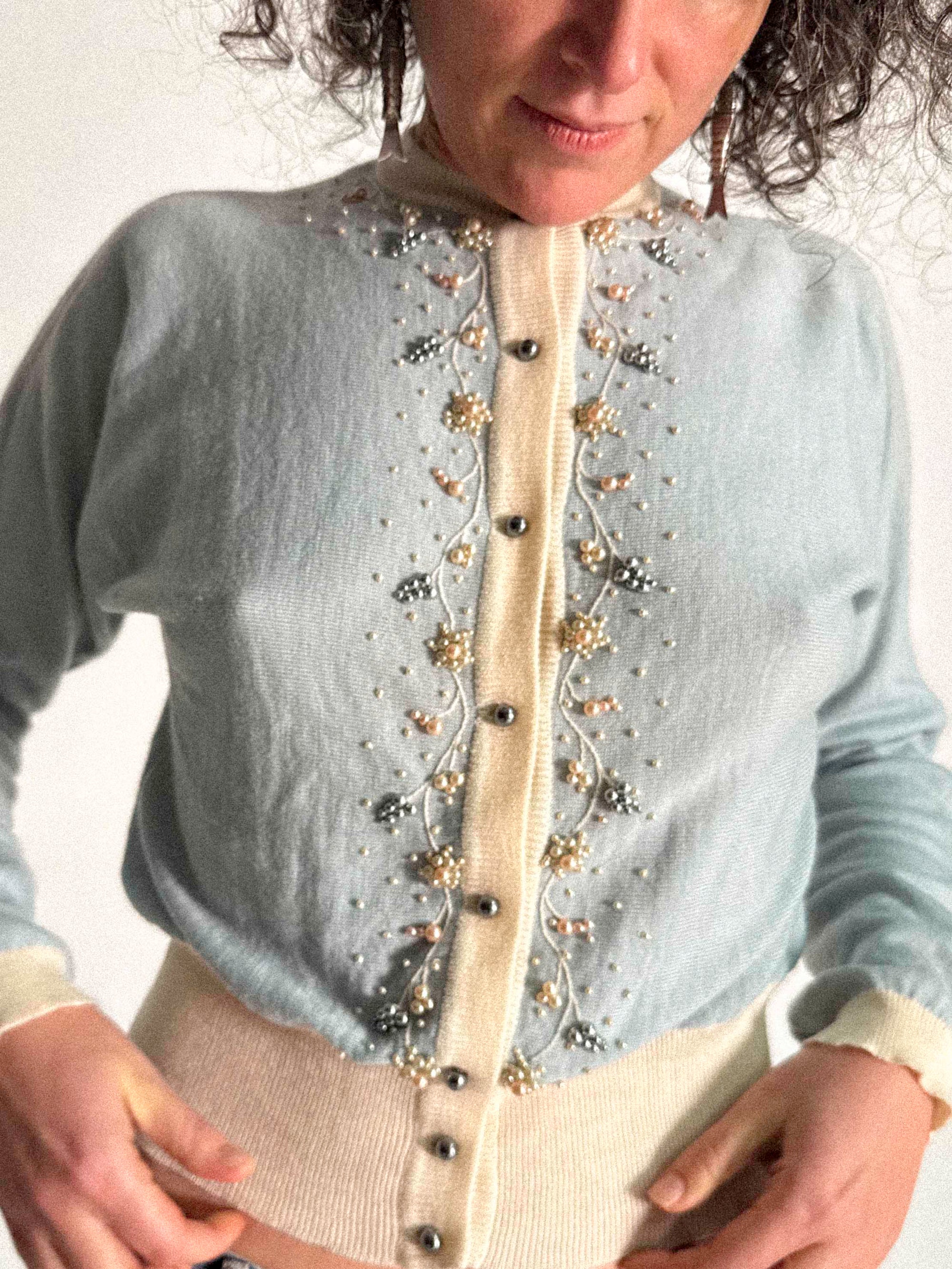 Österreichische Wollstrickjacke mit Perlenstickerei und Fledermausärmeln aus den späten 1940er/frühen 1950er Jahren