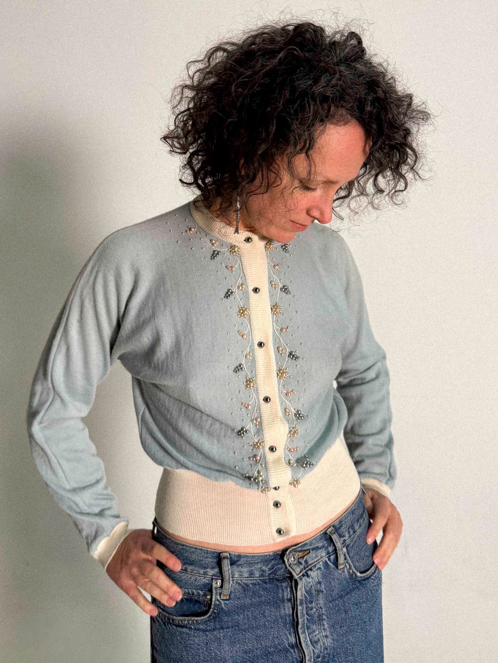 Österreichische Wollstrickjacke mit Perlenstickerei und Fledermausärmeln aus den späten 1940er/frühen 1950er Jahren