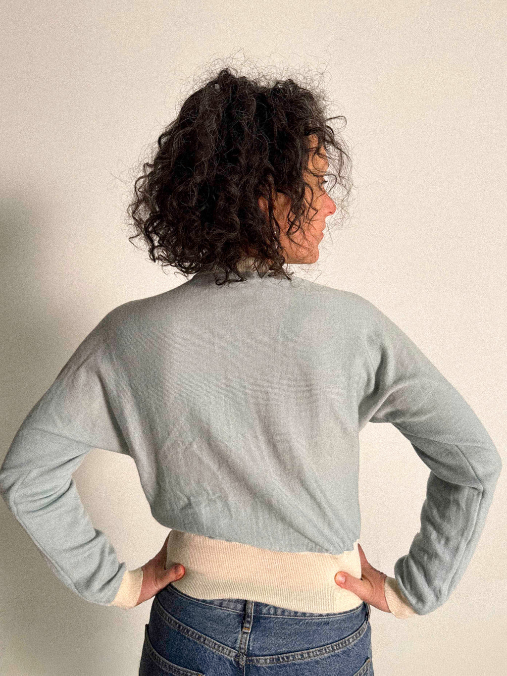 Österreichische Wollstrickjacke mit Perlenstickerei und Fledermausärmeln aus den späten 1940er/frühen 1950er Jahren