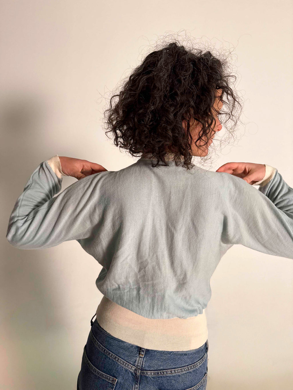 Österreichische Wollstrickjacke mit Perlenstickerei und Fledermausärmeln aus den späten 1940er/frühen 1950er Jahren