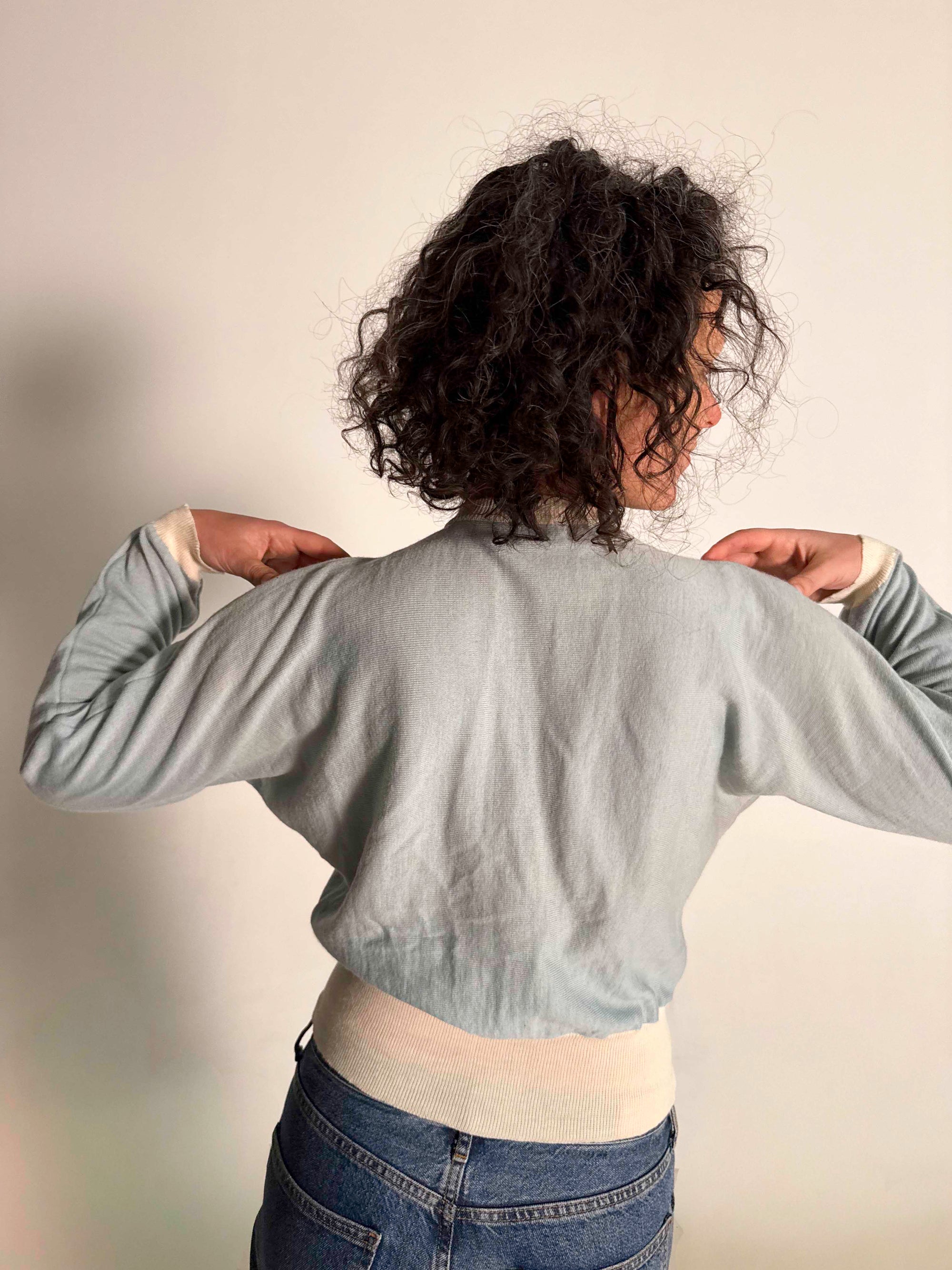 Österreichische Wollstrickjacke mit Perlenstickerei und Fledermausärmeln aus den späten 1940er/frühen 1950er Jahren