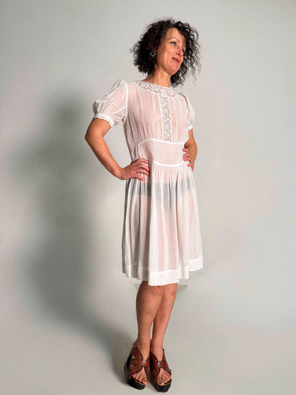 Edwardianisches Teekleid aus Baumwollgaze mit Spitzendetails, ca. 1905–1915