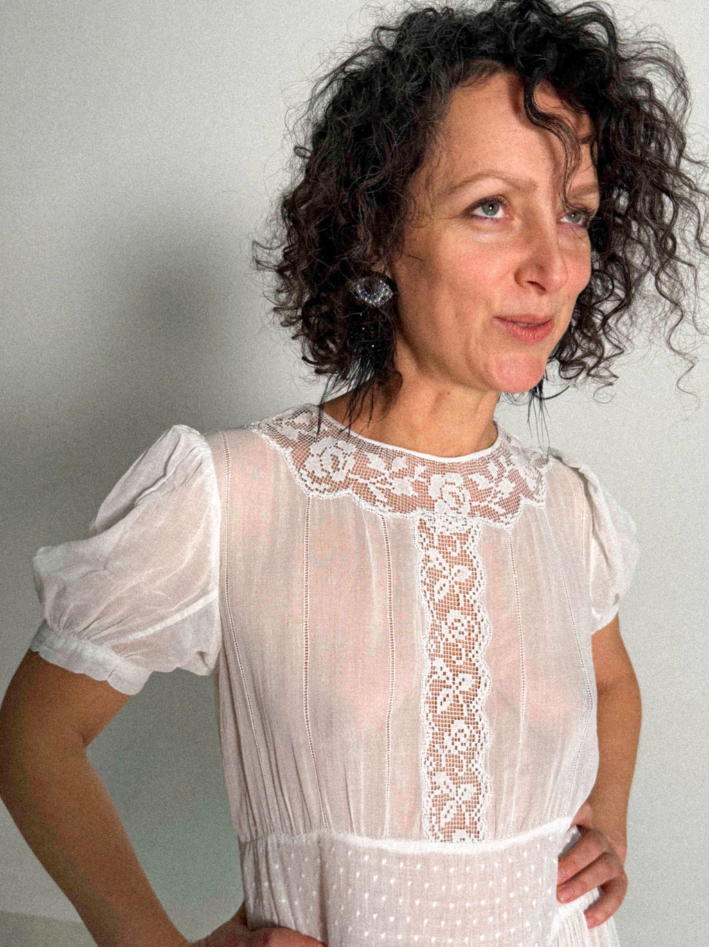 Edwardianisches Teekleid aus Baumwollgaze mit Spitzendetails, ca. 1905–1915