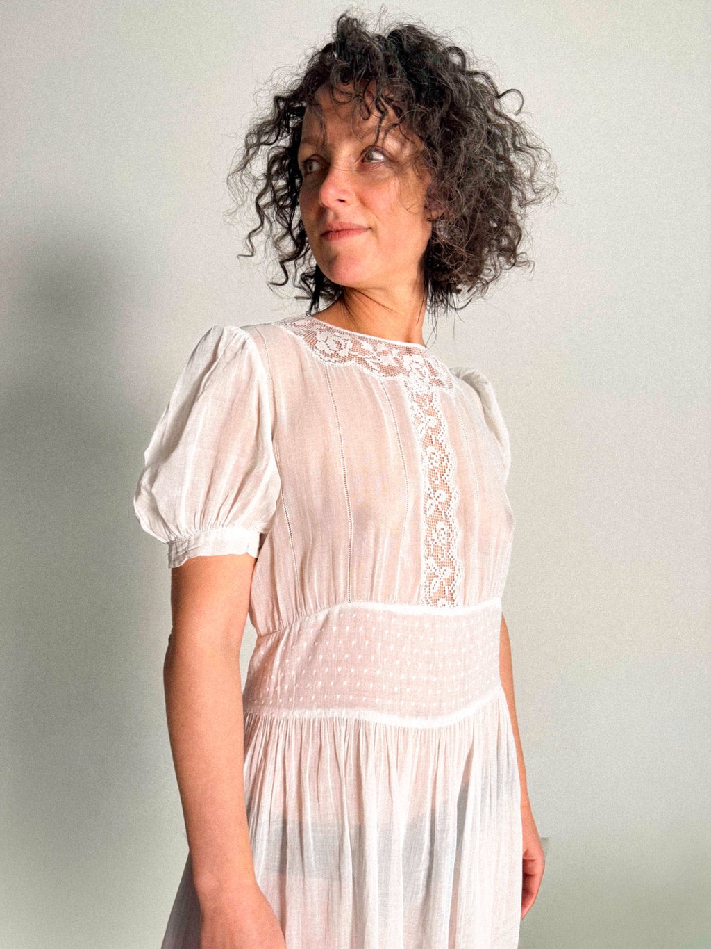 Edwardianisches Teekleid aus Baumwollgaze mit Spitzendetails, ca. 1905–1915