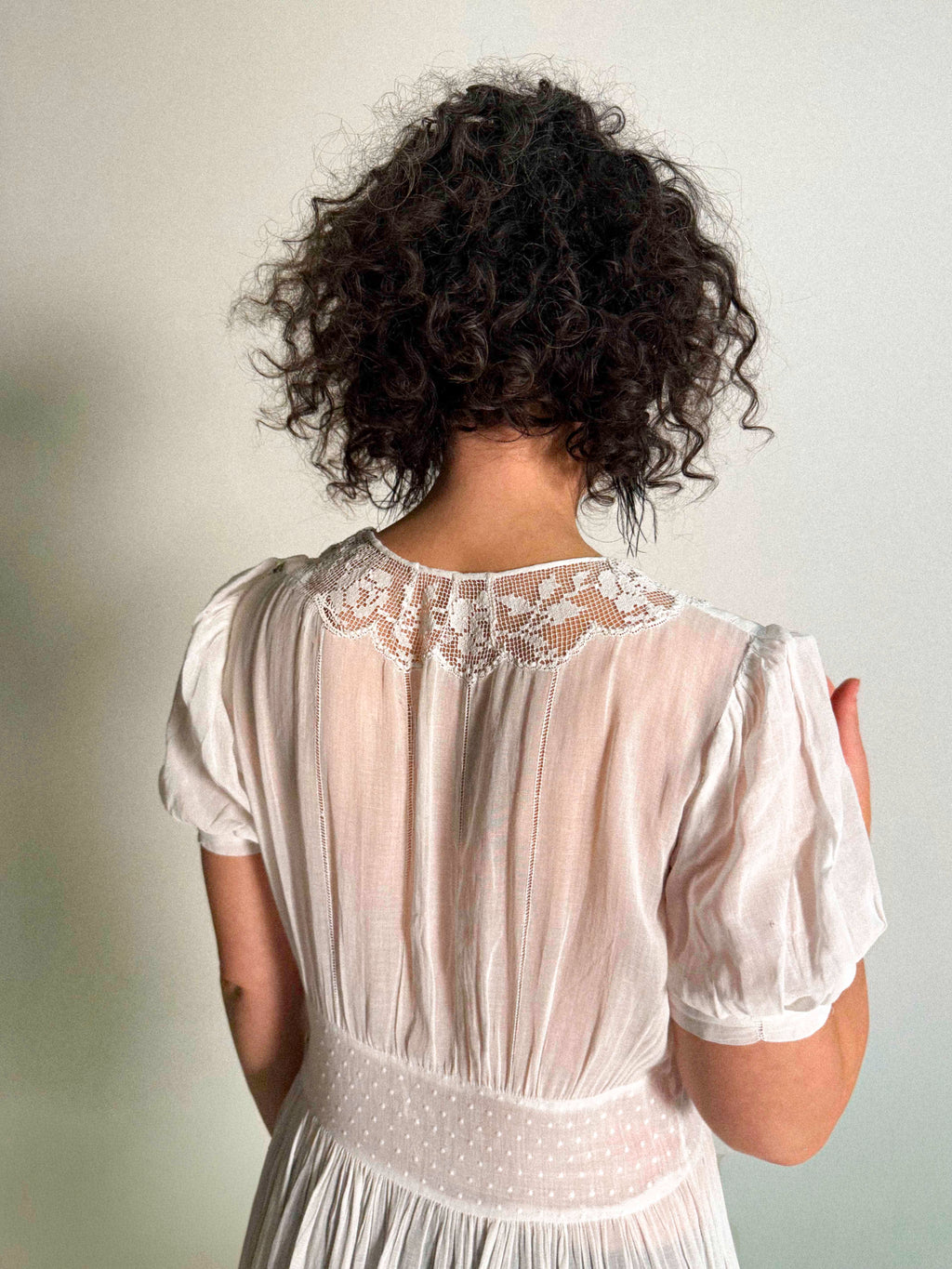 Edwardianisches Teekleid aus Baumwollgaze mit Spitzendetails, ca. 1905–1915