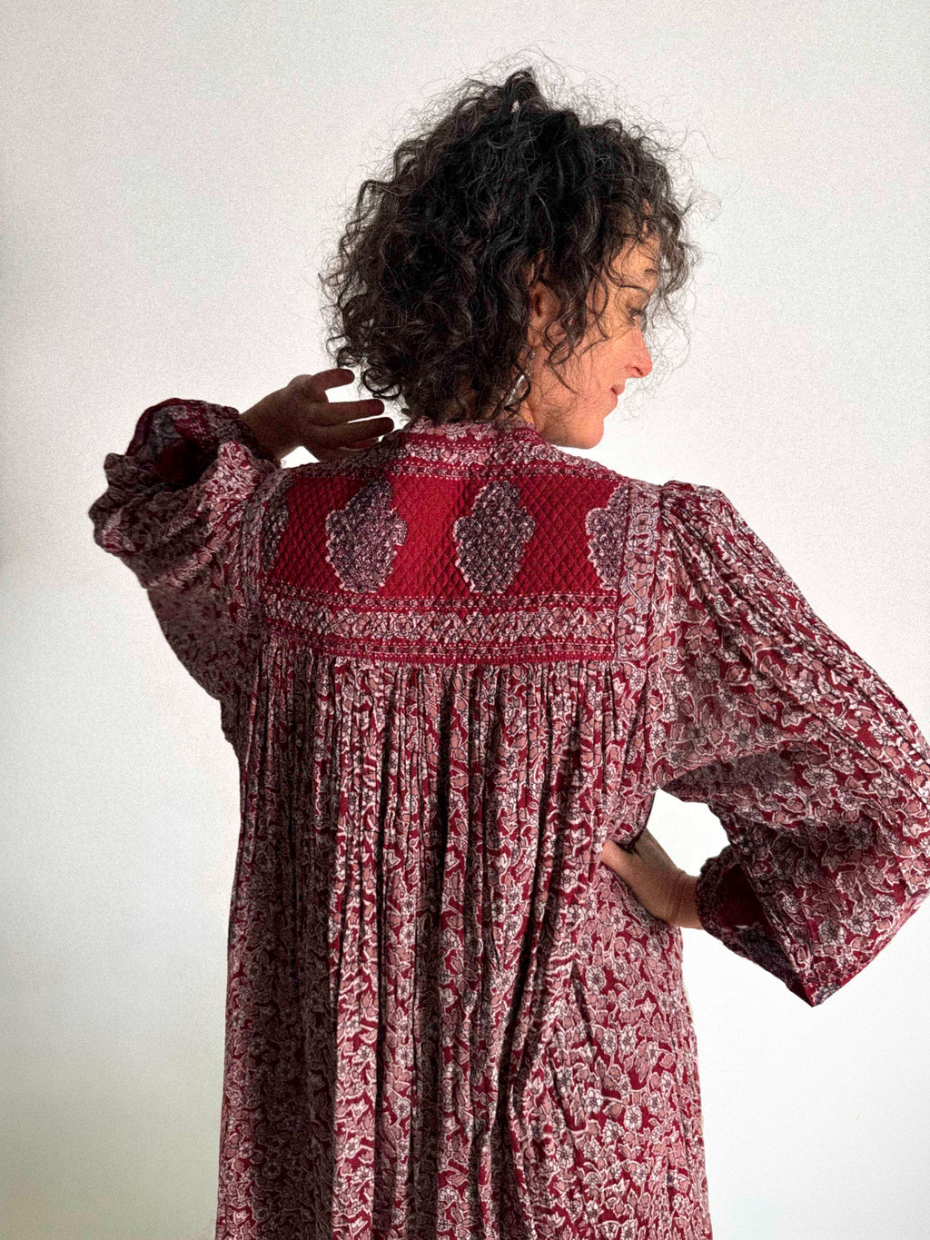 Rotes indisches Baumwollgaze-Kleid aus den 1970er-Jahren von Wings mit gesteppter Passe